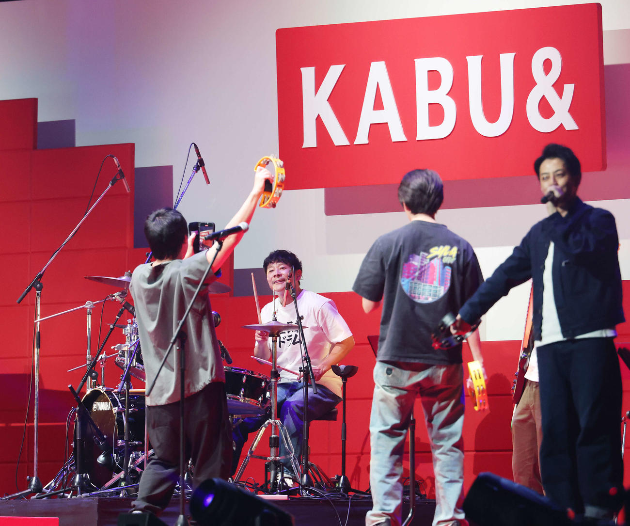 「カブアンド総会」でドラムをたたく前澤友作氏（撮影・宮地輝）