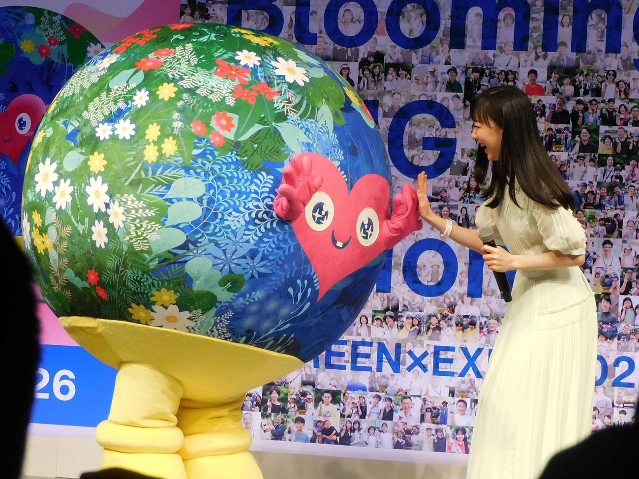 「GREEN×EXPO 2027」500日前記者発表会で公式マスコットキャラクター「トゥンクトゥンク」とハイタッチする芦田愛菜（撮影・寺本吏輝）