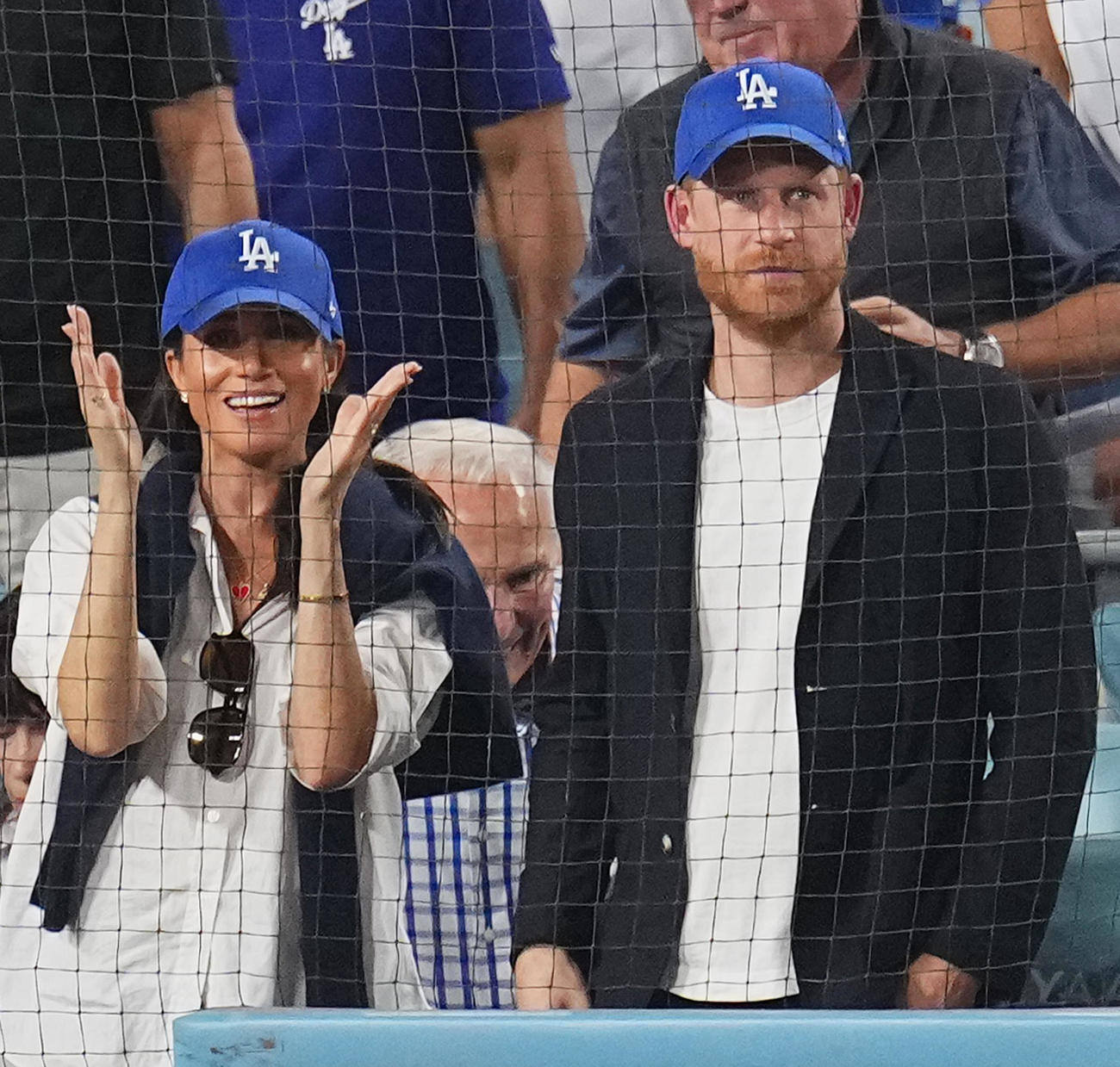 ドジャース対ブルージェイズ　スタンドで観戦するヘンリー王子とメーガン妃（左）（撮影・菅敏）