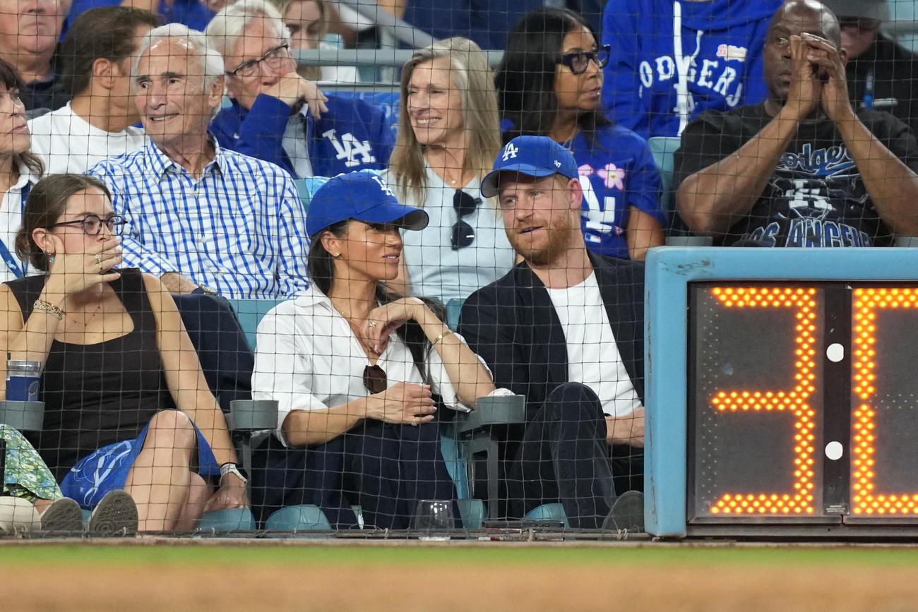 ドジャース対ブルージェイズの試合を観戦するメーガン妃（中央）とヘンリー王子（ロイター）