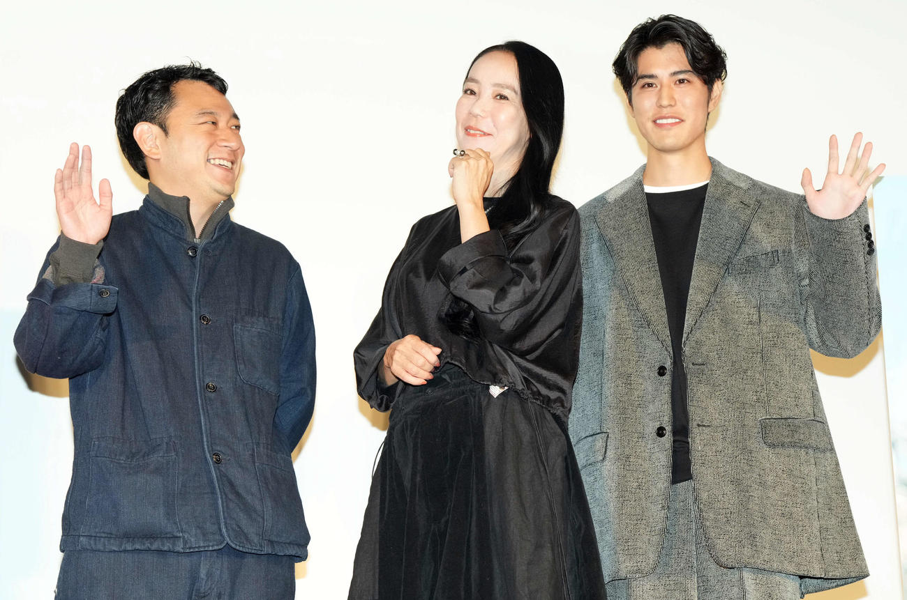 女優として登壇しポーズを決める河瀨直美（中央）。左から中川龍太郎監督、1人おいて寛一郎（撮影・たえ見朱実）