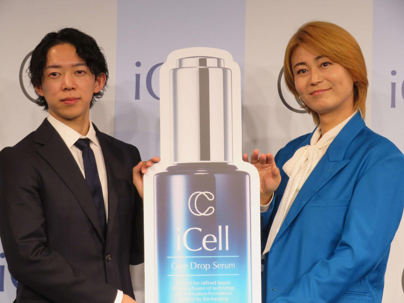 再生医療スキンケアブランド「iCell」のアンバサダーに就任した氷川きよしと松村夏海社長