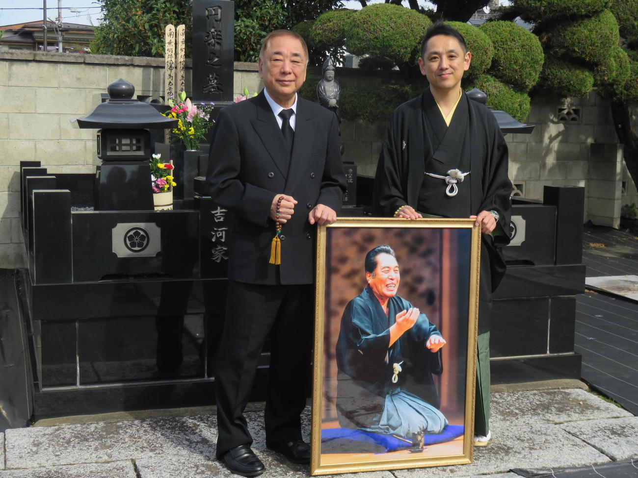 5代目三遊亭圓楽さんの十七回忌法要で取材に応じた7代目円楽（右）と好楽