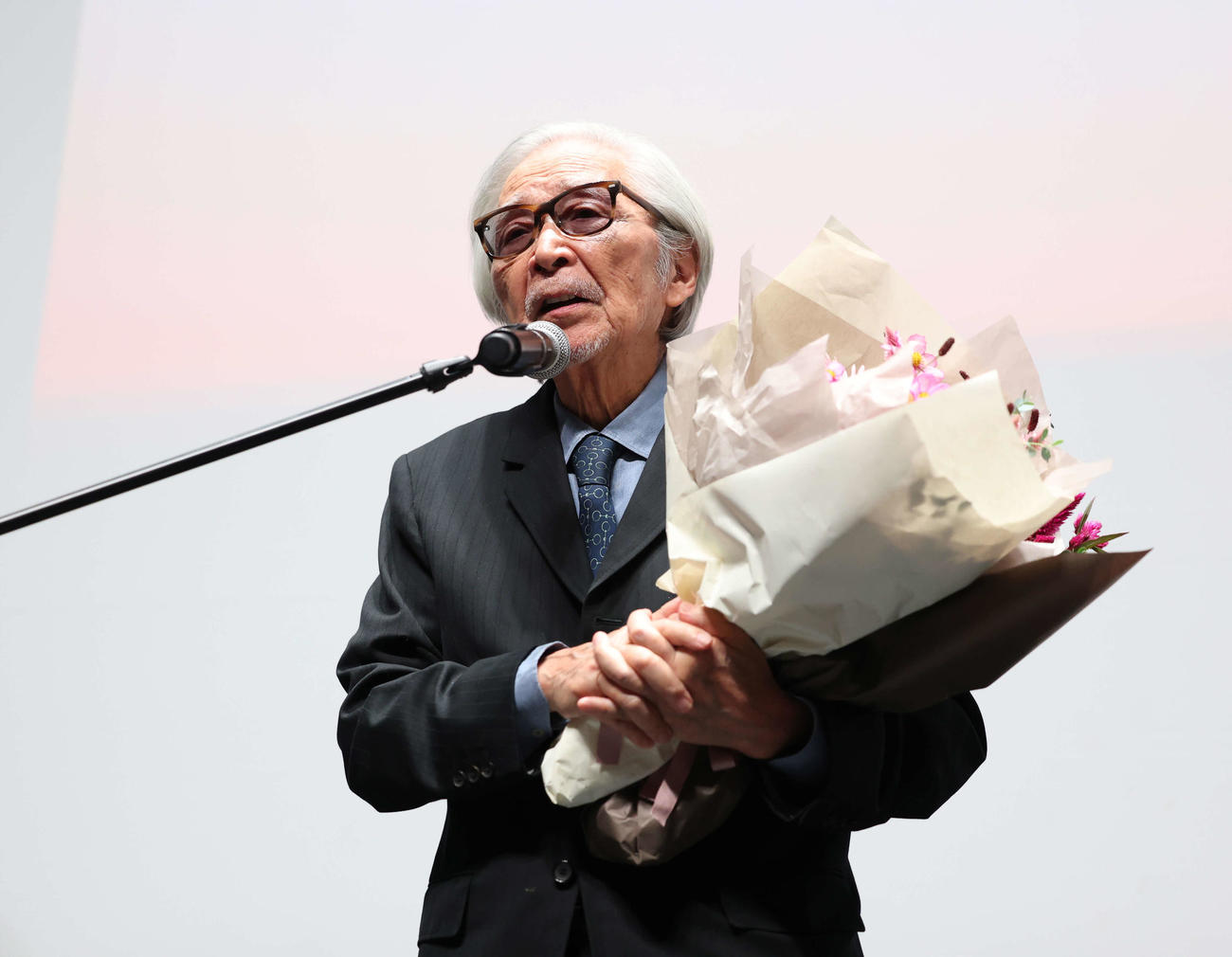 ＜センターピース上映＞で特別功労賞授与された山田洋次監督は花束を手に話をする（撮影・増田悦実）
