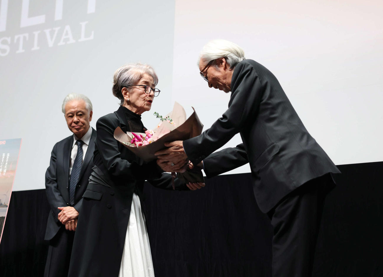 ＜センターピース上映＞で特別功労賞を授与した山田洋次監督（右）に花束を手渡す倍賞千恵子（撮影・増田悦実）