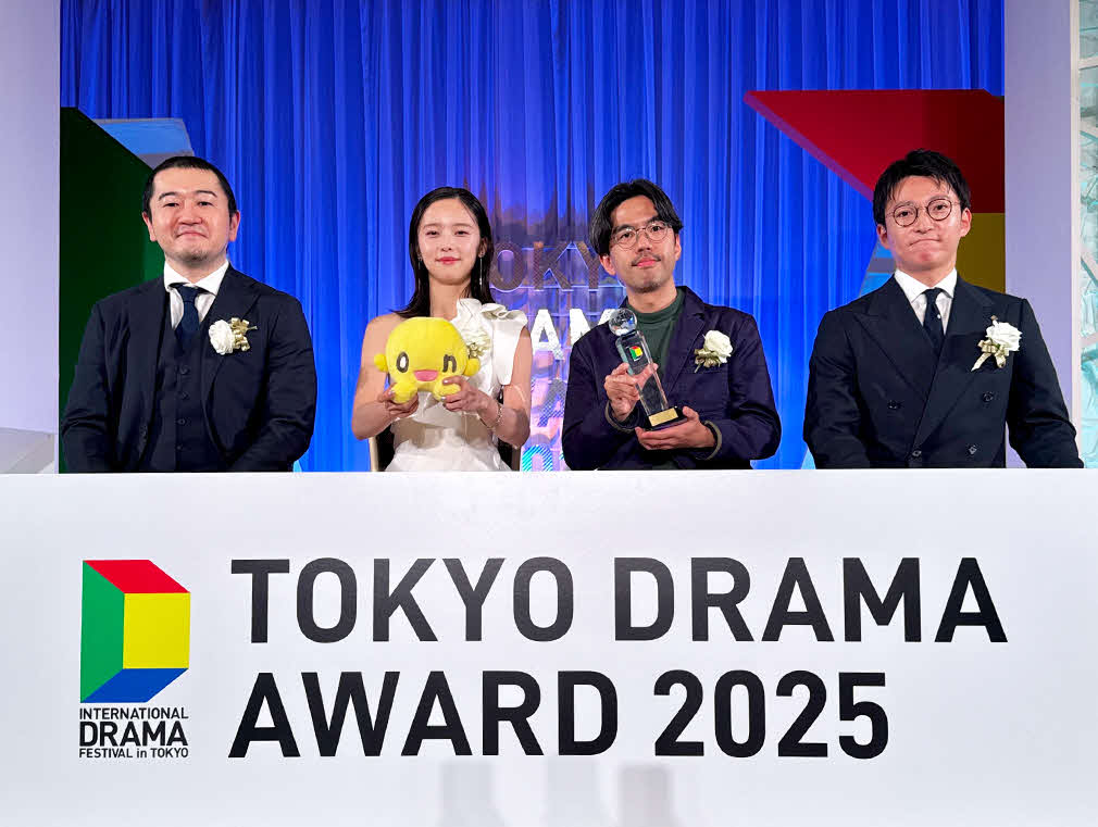授賞式の模様。左から脚本の政池洋佑、主演の加藤、演出の畔柳恵輔、星悠平プロデューサー（C）HTB