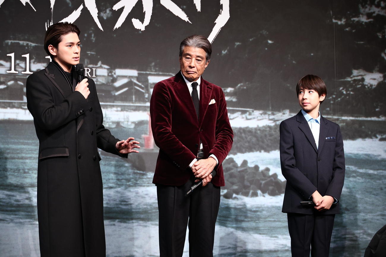 映画「港のひかり」東京プレミアイベントに出席した、左から眞栄田郷敦、舘ひろし、尾上眞秀（撮影・中島郁夫）