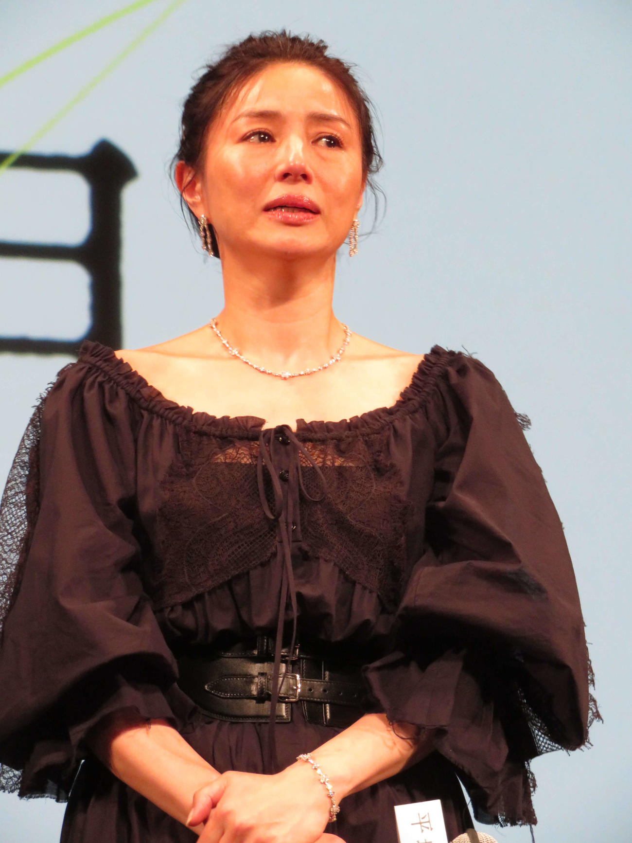 映画「平場の月」完成披露試写会後にサプライズで登壇し、観客の前で涙を浮かべる井川遥（撮影・村上幸将）