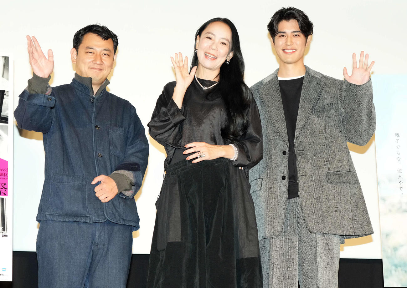 女優として登壇し笑顔を見せる河瀨直美（中央）。左は中川龍太郎監督、右は寛一郎（撮影・たえ見朱実）