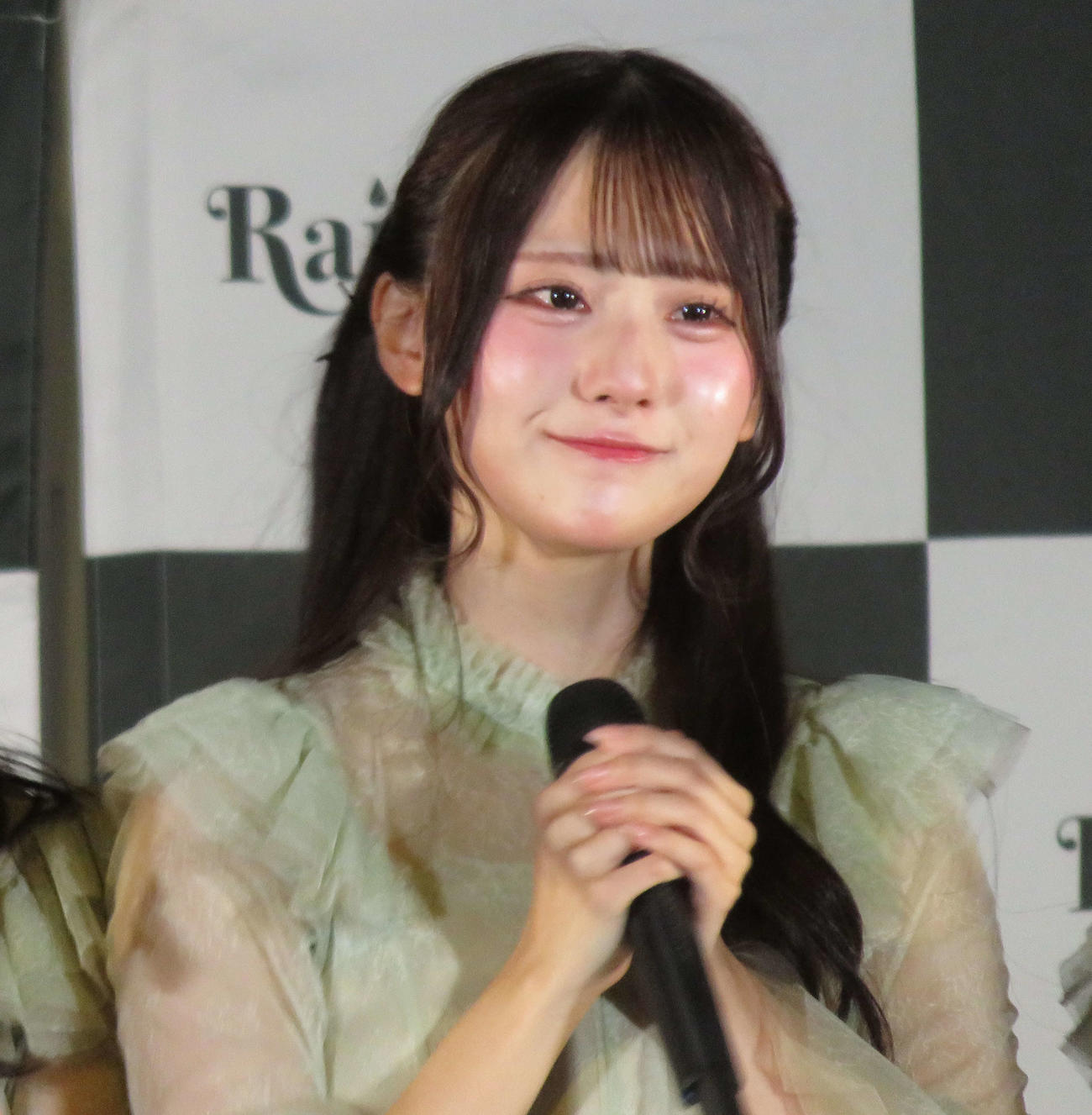 目を赤くしながら感謝と意気込みを語った綾瀬ことり