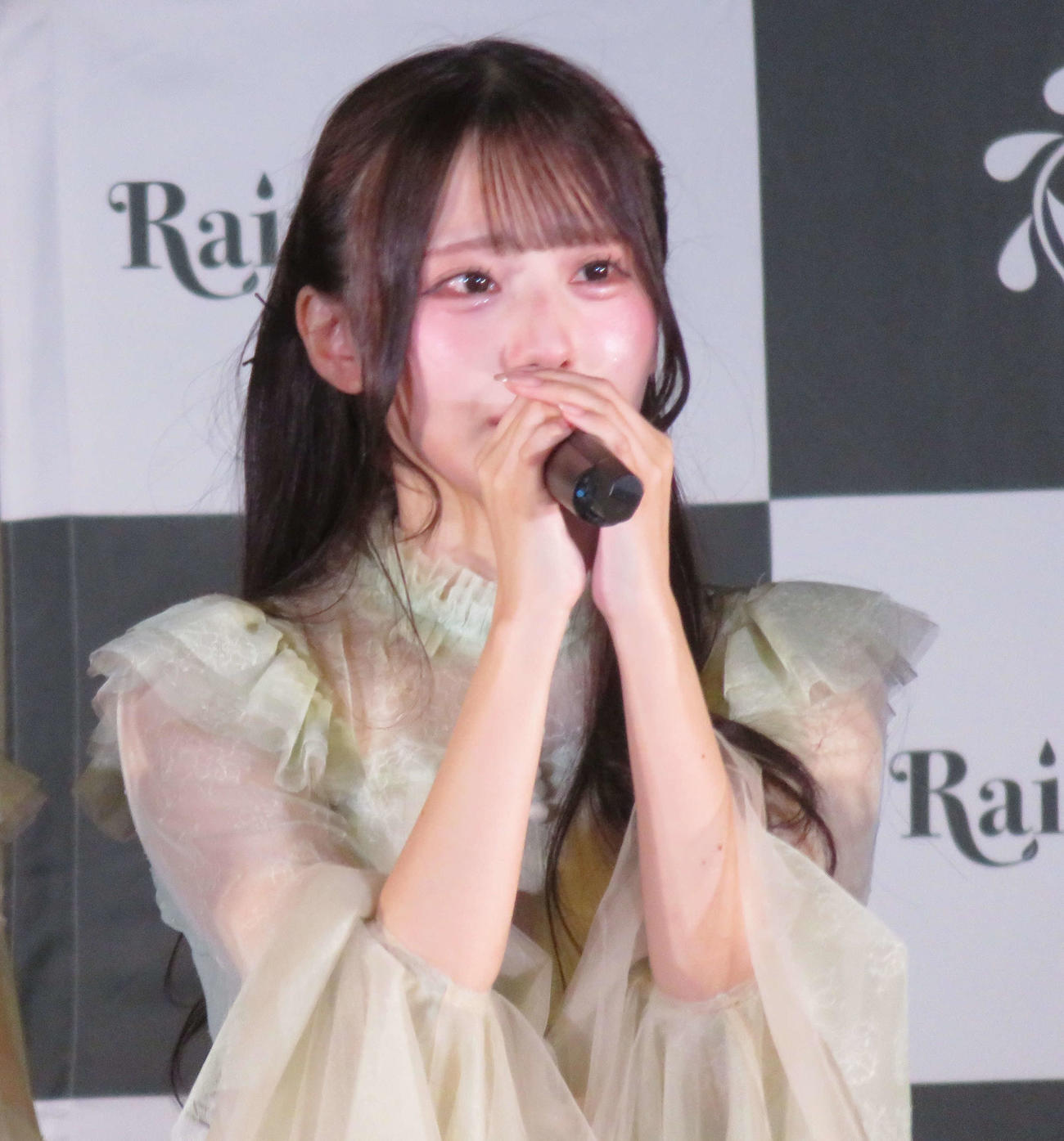 目を赤くしながら感謝と意気込みを語った綾瀬ことり