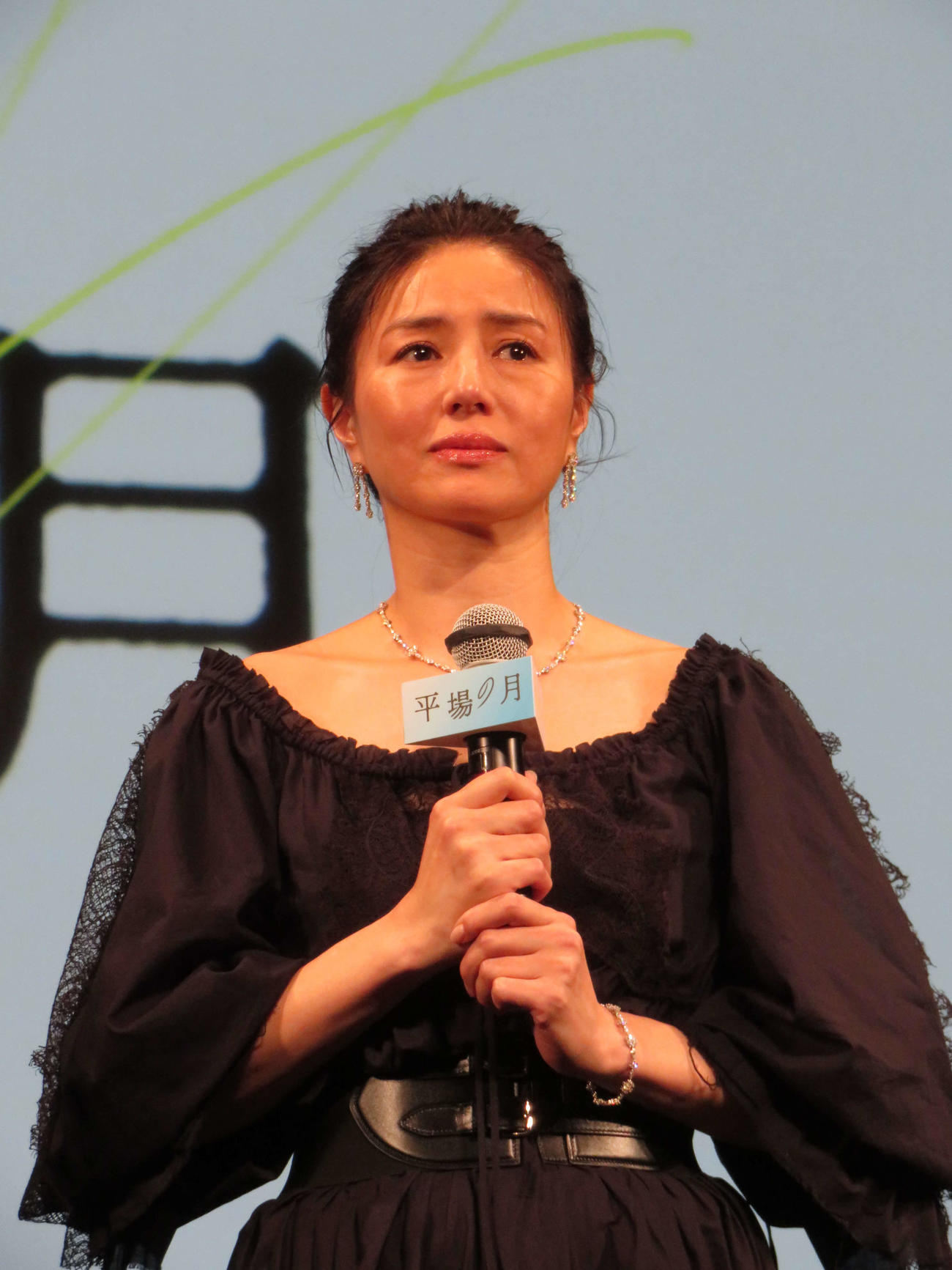 映画「平場の月」完成披露試写会後にサプライズで登壇し、観客の前で涙を浮かべる井川遥（撮影・村上幸将）