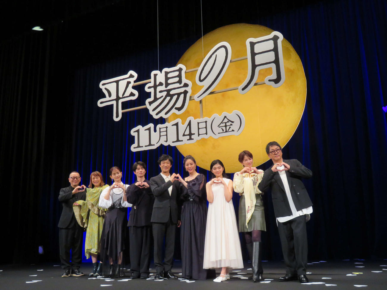 映画「平場の月」完成披露試写会に登壇した、左から土井裕泰監督、椿鬼奴、中村ゆり、坂元愛登、堺雅人、井川遥、一色香澄、吉瀬美智子、大森南朋（撮影・村上幸将）
