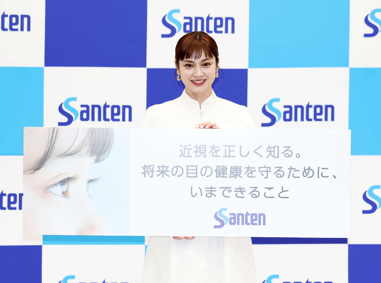 写真に納まる平愛梨（撮影・鈴木正人）
