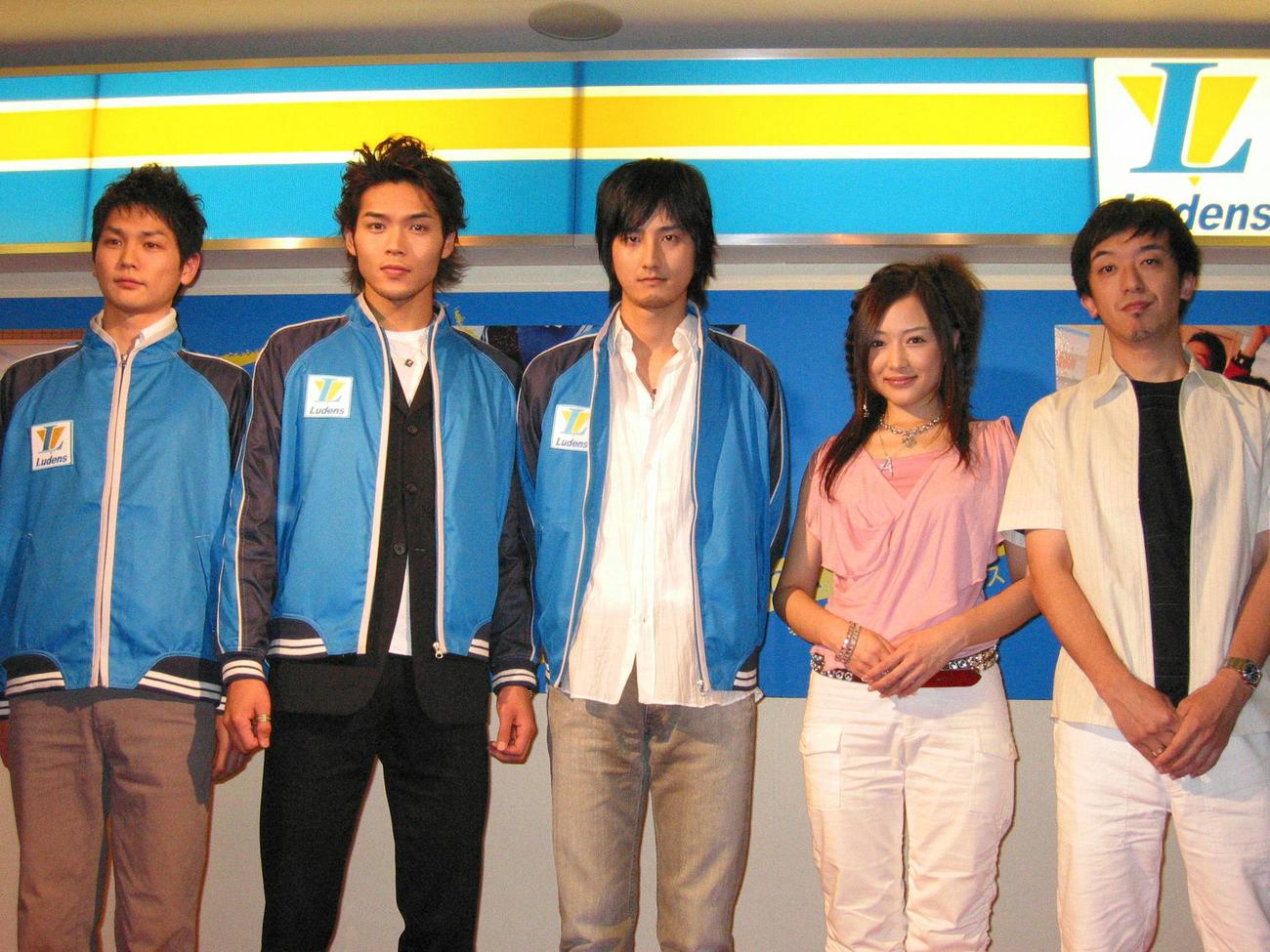 よみうりテレビドラマ「駄目ナリ！」の記者会見に出席した、左から青山草太、白川裕二郎、笠原紳司、杏さゆり、野口照夫監督（2004年6月25日撮影）