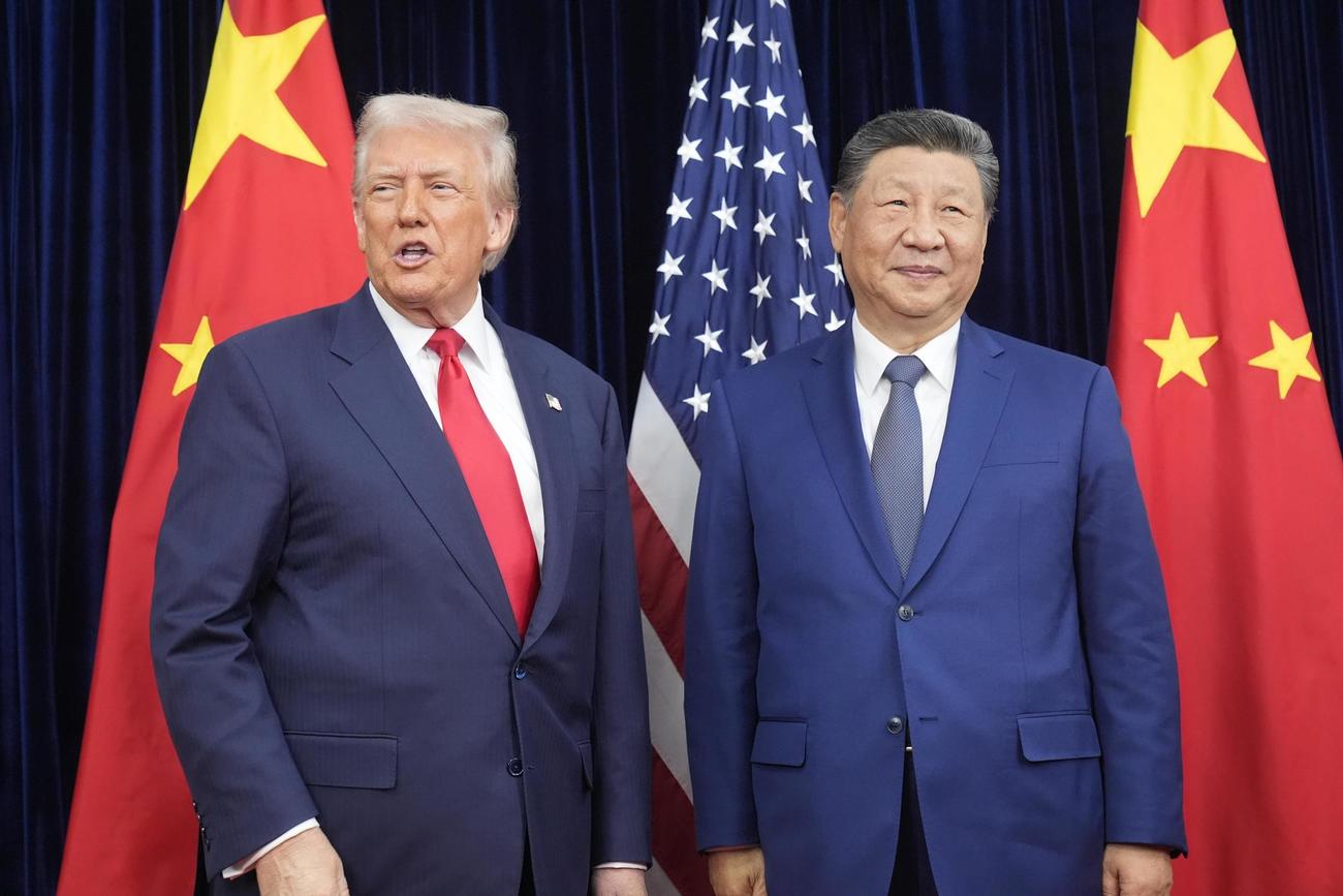 会談に臨むトランプ米大統領（左）と中国の習近平国家主席（AP＝共同）
