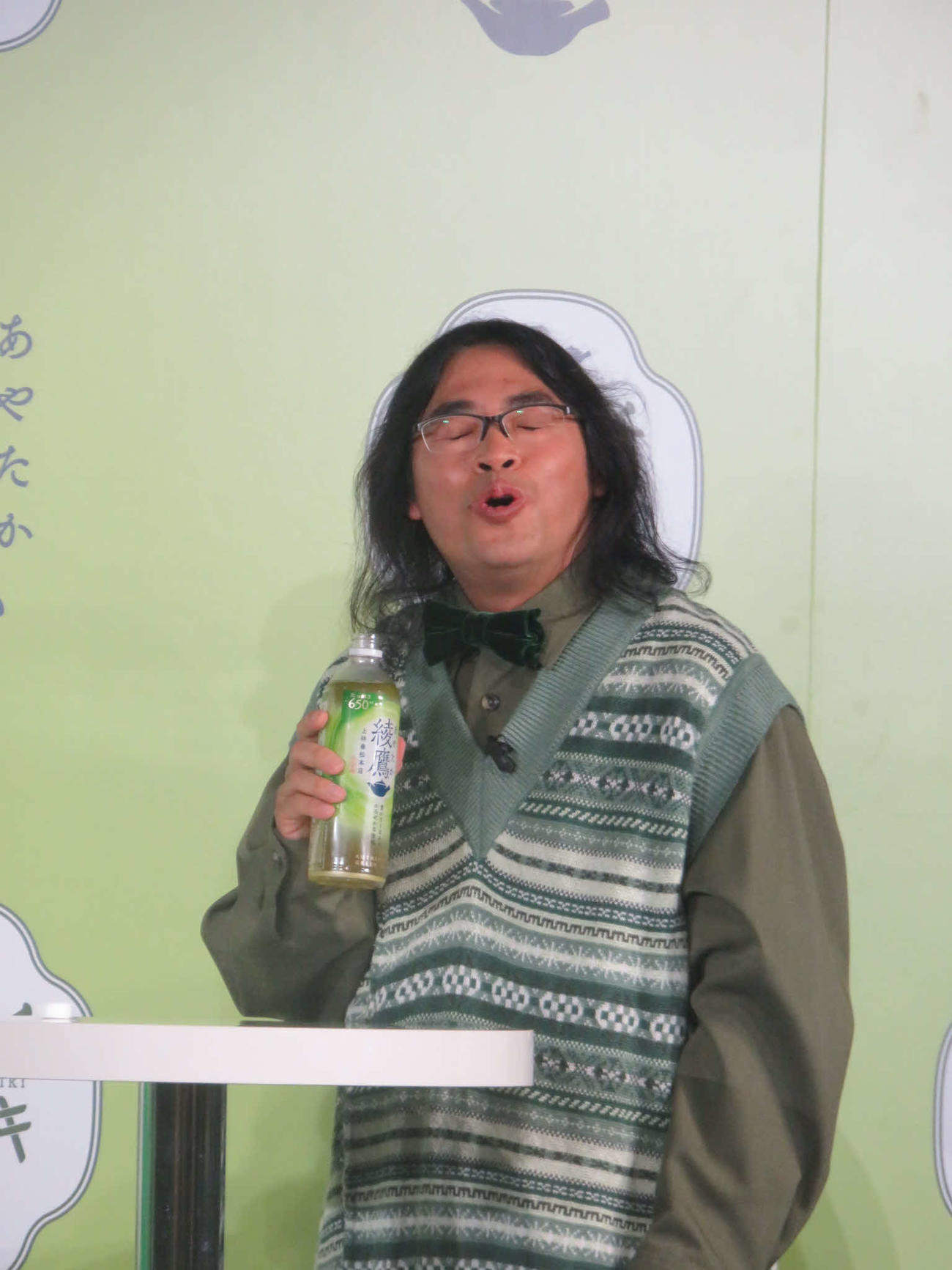 「綾鷹　ヒトクチヒトイキ旅」バスツアー運行開始記念PRイベントに出席した中岡創一