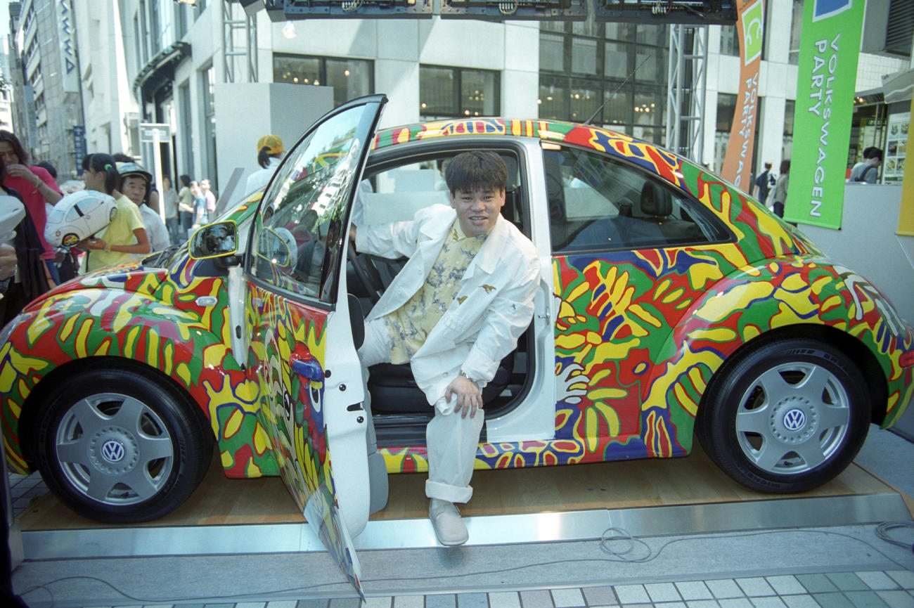 1999年、ジミー大西が車体に絵を描いたフォルクスワーゲンの新型モデル「ニュービートル」がお披露目された。自身が絵を描いたフォルクスワーゲンの前でポーズをとるジミー大西