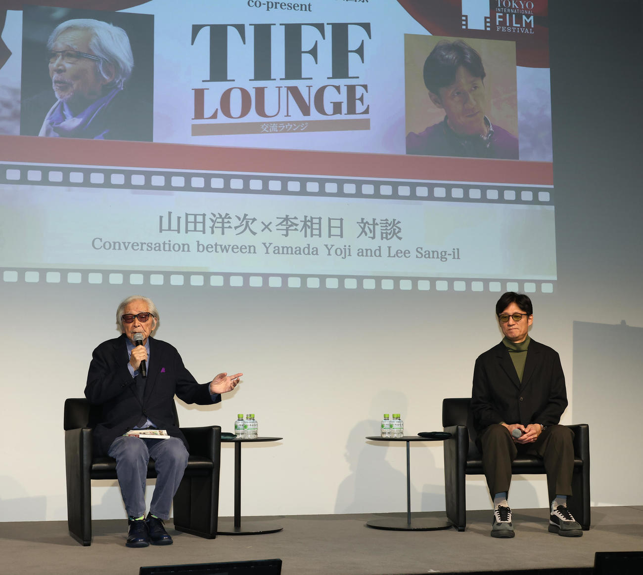 東京国際映画祭で対談する山田洋次監督（左）と李相日監督（撮影・中島郁夫）