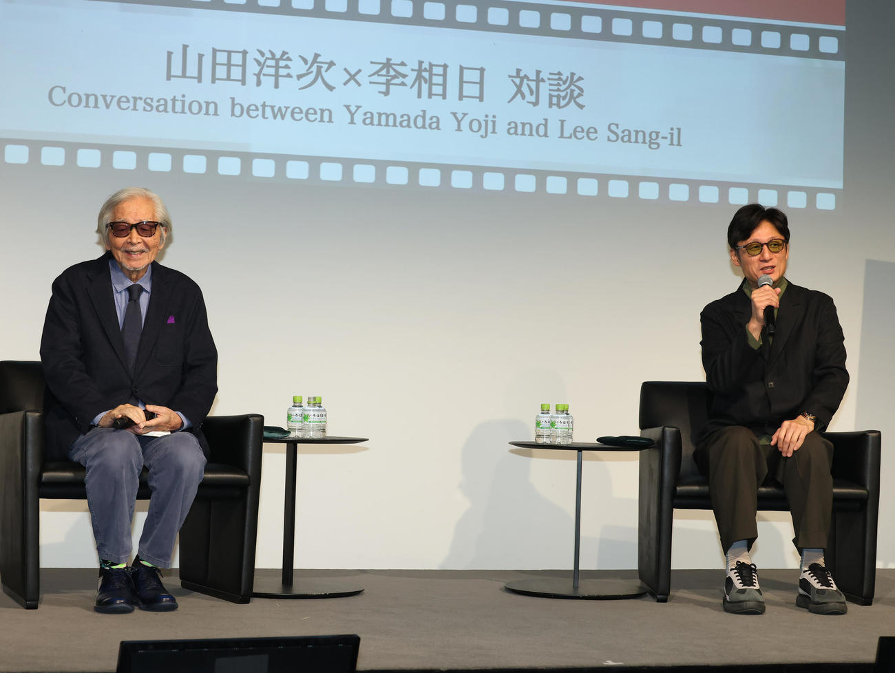 東京国際映画祭で対談する山田洋次監督（左）と李相日監督（撮影・中島郁夫）