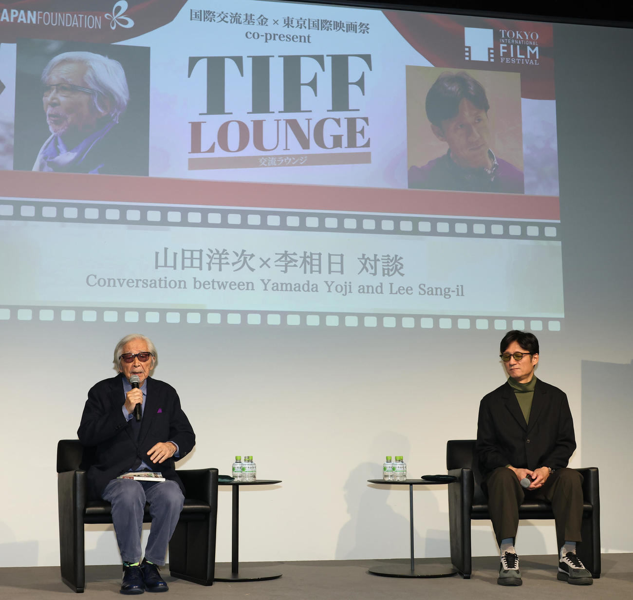 東京国際映画祭で対談する山田洋次監督（左）と李相日監督（撮影・中島郁夫）