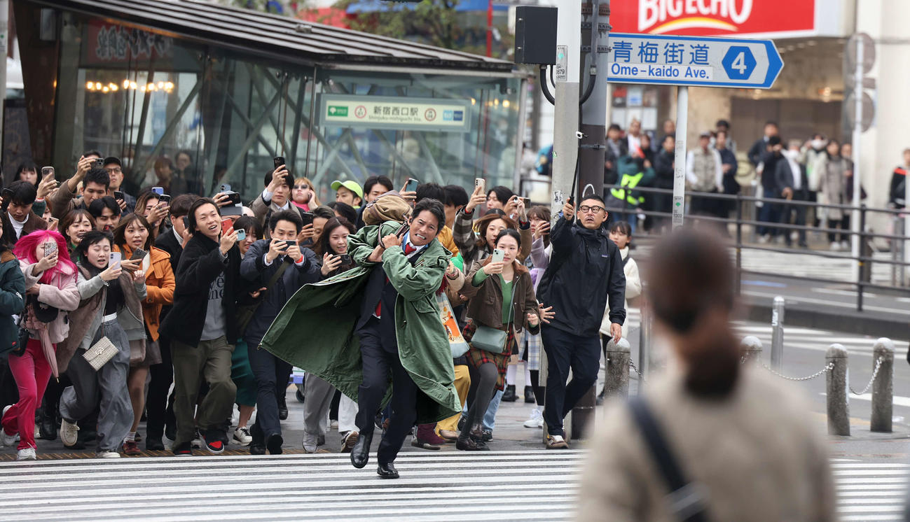 「踊る大捜査線N．E．W．」が今月、東京・新宿でクランクインし、13年ぶりに青島俊作を演じる主演の織田裕二（中央）（C）2026『踊る大捜査線　N．E．W．』製作委員会