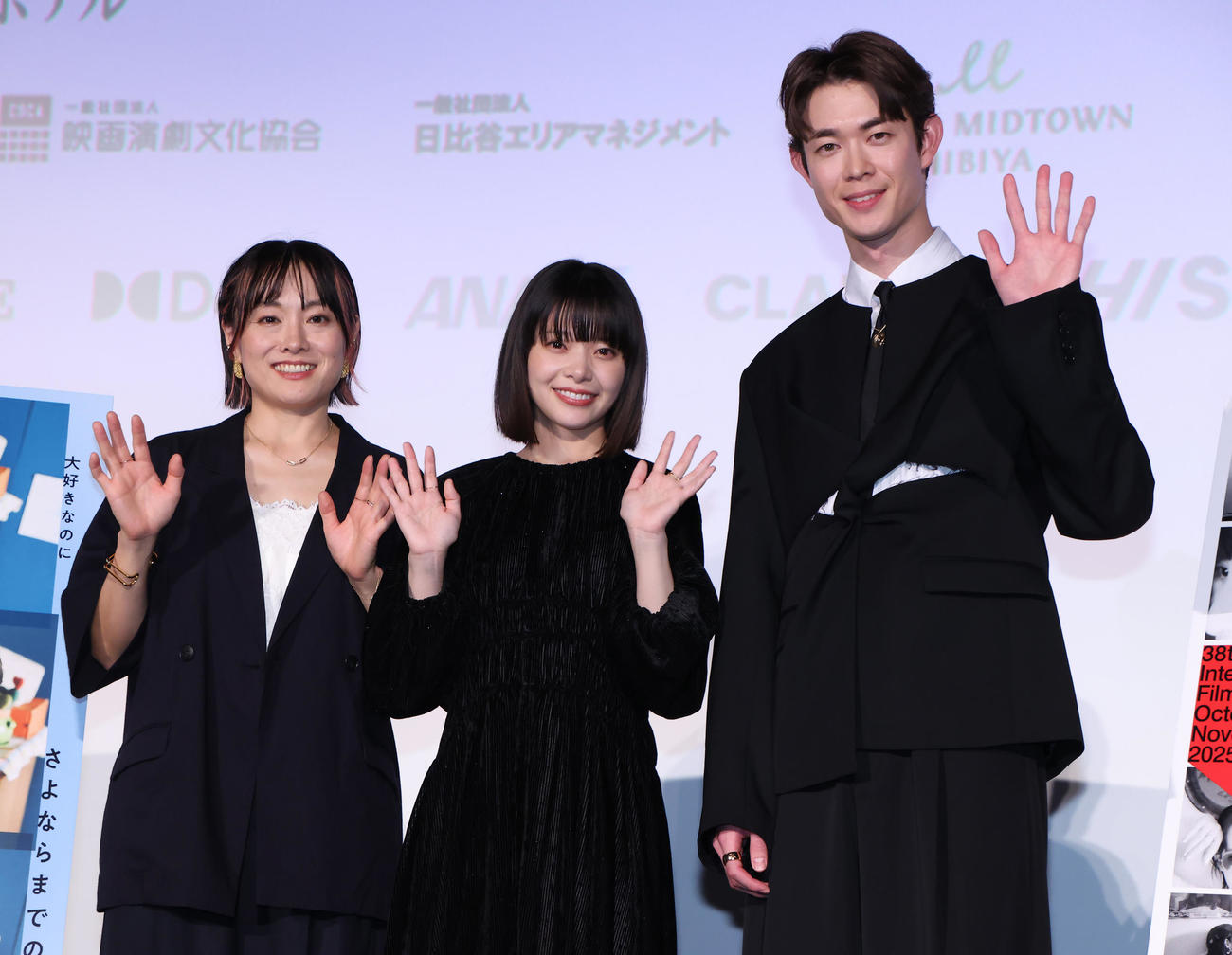 映画「佐藤さんと佐藤さん」舞台あいさつを行う、左から天野千尋監督、岸井ゆきの、宮沢氷魚（撮影・中島郁夫）