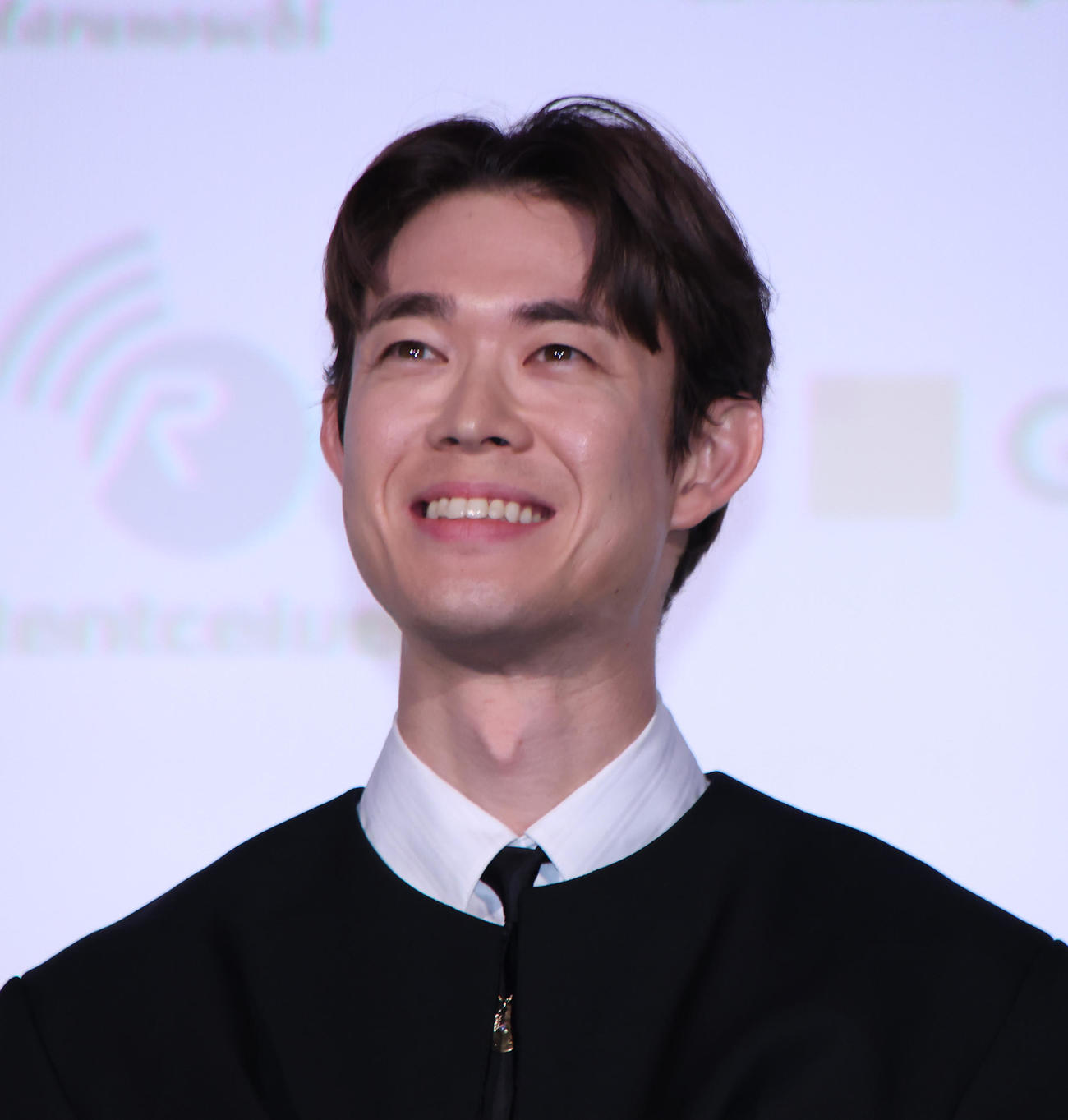 映画「佐藤さんと佐藤さん」舞台あいさつを行う宮沢氷魚（撮影・中島郁夫）
