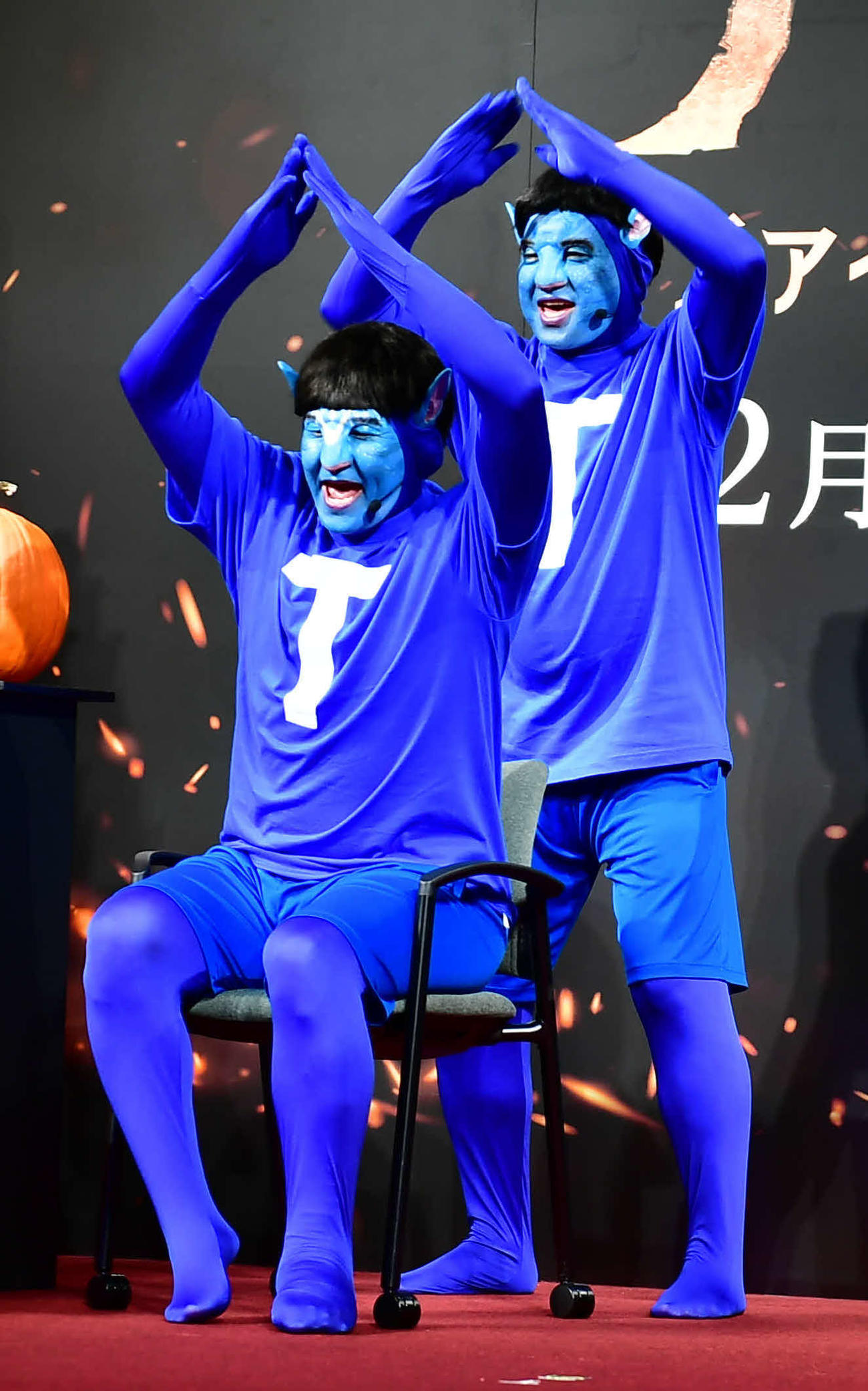 映画「アバター：ファイヤー・アンド・アッシュ」ハロウィーンイベントに出席したチョコレートプラネットの長田庄平（左）と松尾駿（撮影・松尾幸之介）