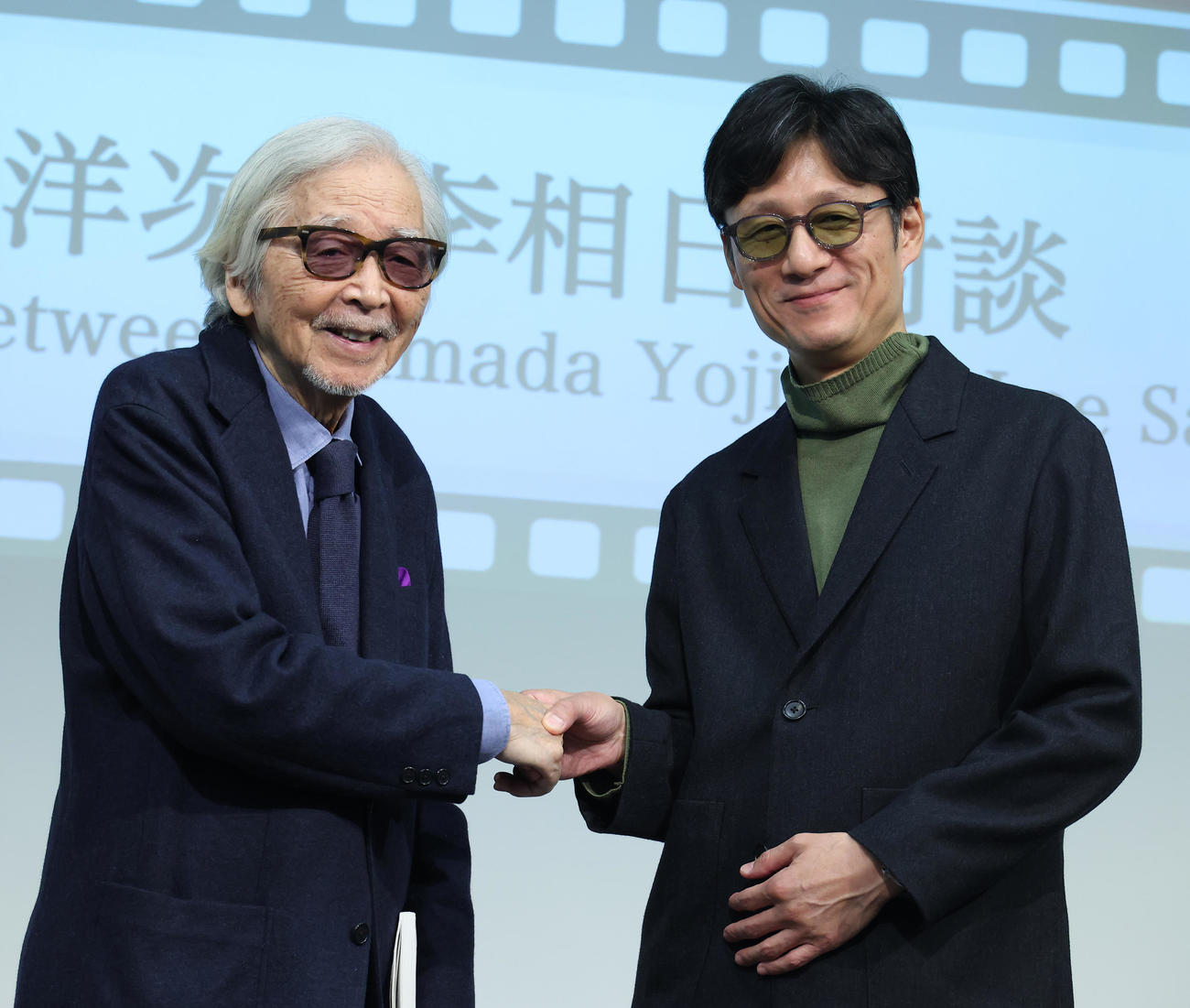 東京国際映画祭で対談し記念撮影する山田洋次監督（左）と李相日監督（撮影・中島郁夫）