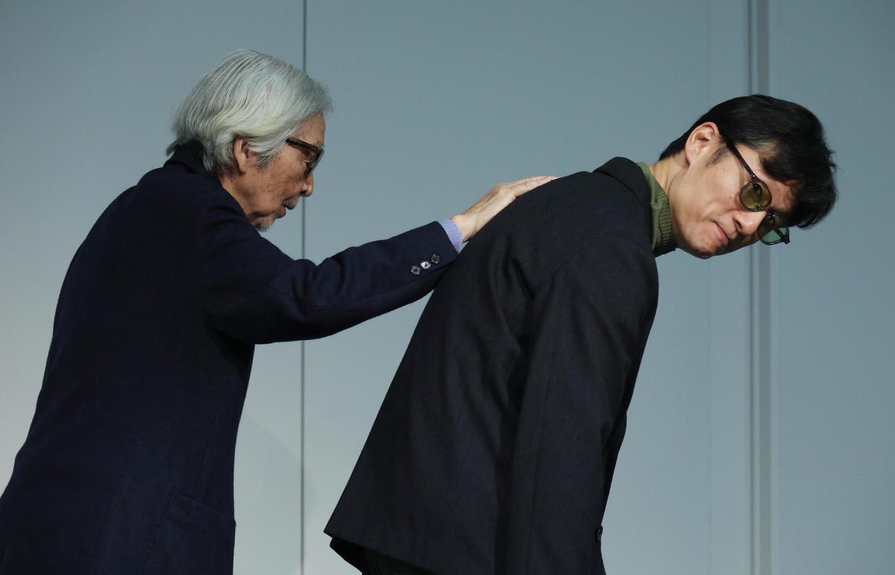 東京国際映画祭で対談し李相日監督（右）の肩を借りる山田洋次監督（撮影・中島郁夫）