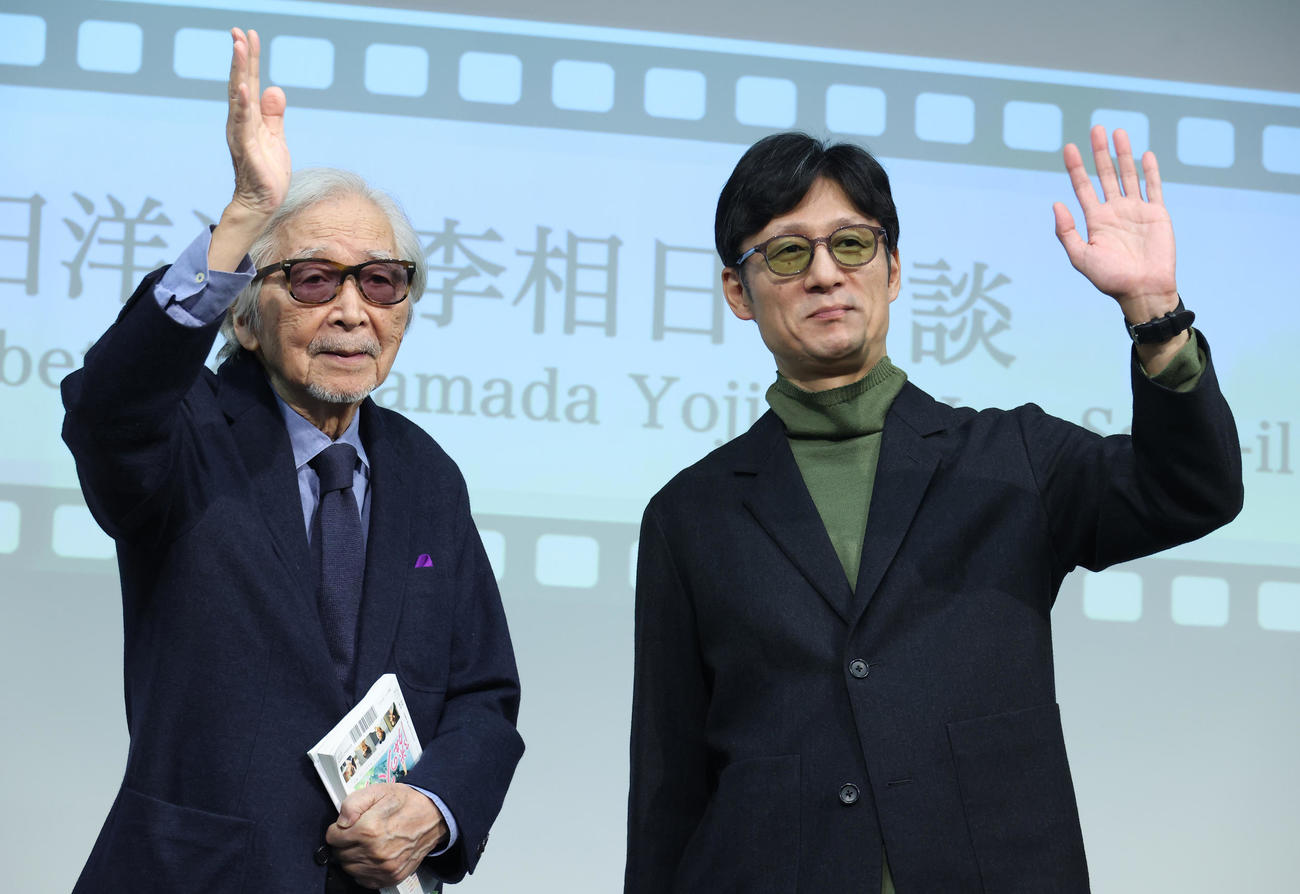 東京国際映画祭で対談し記念撮影する山田洋次監督（左）と李相日監督（撮影・中島郁夫）