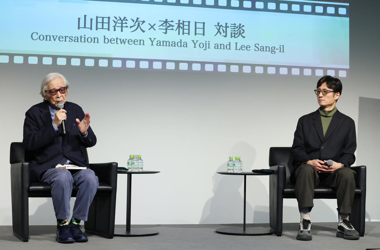 東京国際映画祭で対談する山田洋次監督（左）と李相日監督（撮影・中島郁夫）
