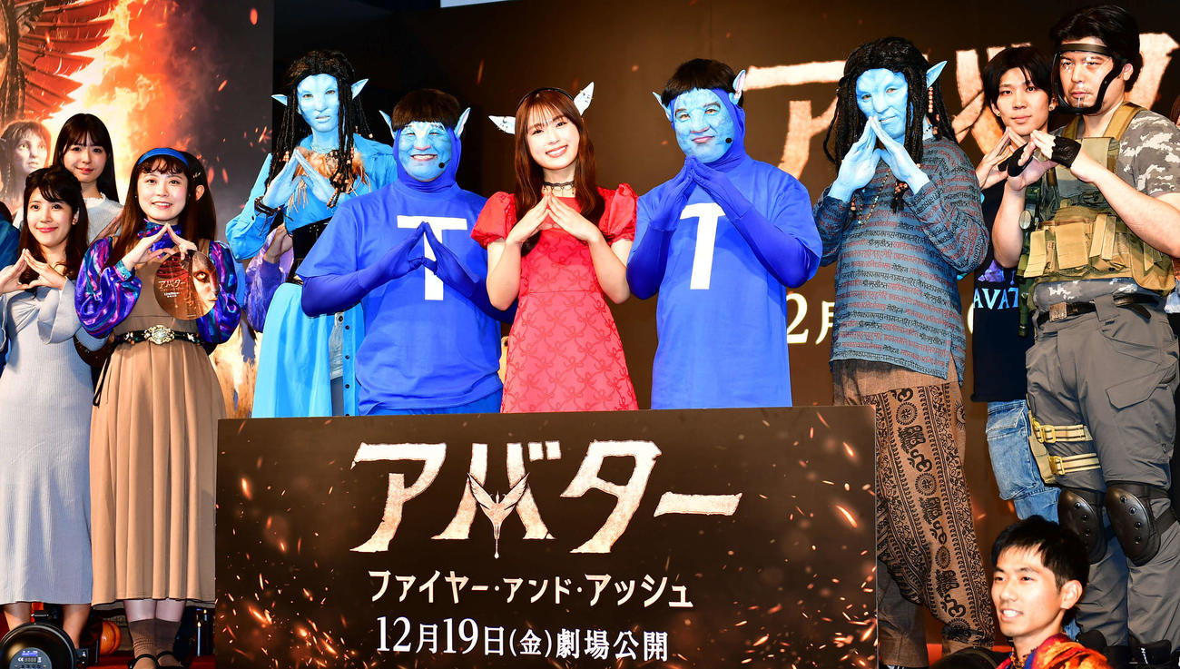 映画「アバター：ファイヤー・アンド・アッシュ」ハロウィーンイベントに出席し、仮装した観客らと写真撮影する長田庄平（左から5人目）、渋谷凪咲（同6人目）、松尾駿（同7人目）（撮影・松尾幸之介）