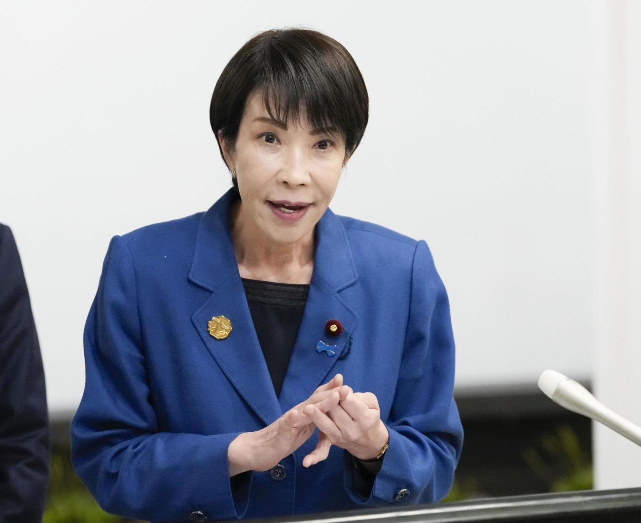 日韓首脳会談を終え、記者団の取材に応じる高市首相（共同）