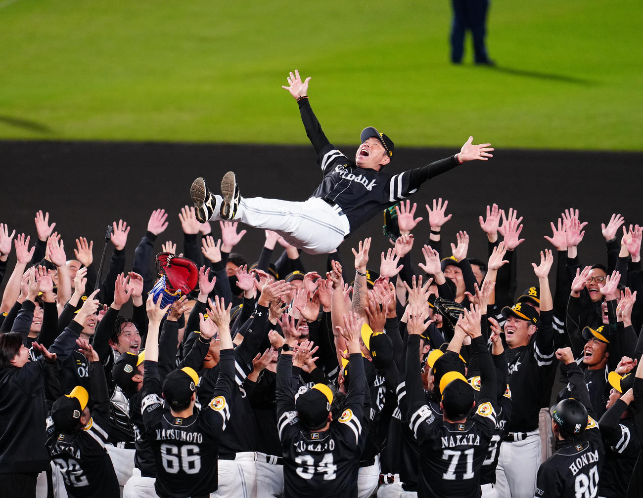 阪神対ソフトバンク　優勝し胴上げされるソフトバンク小久保監督（撮影・江口和貴）