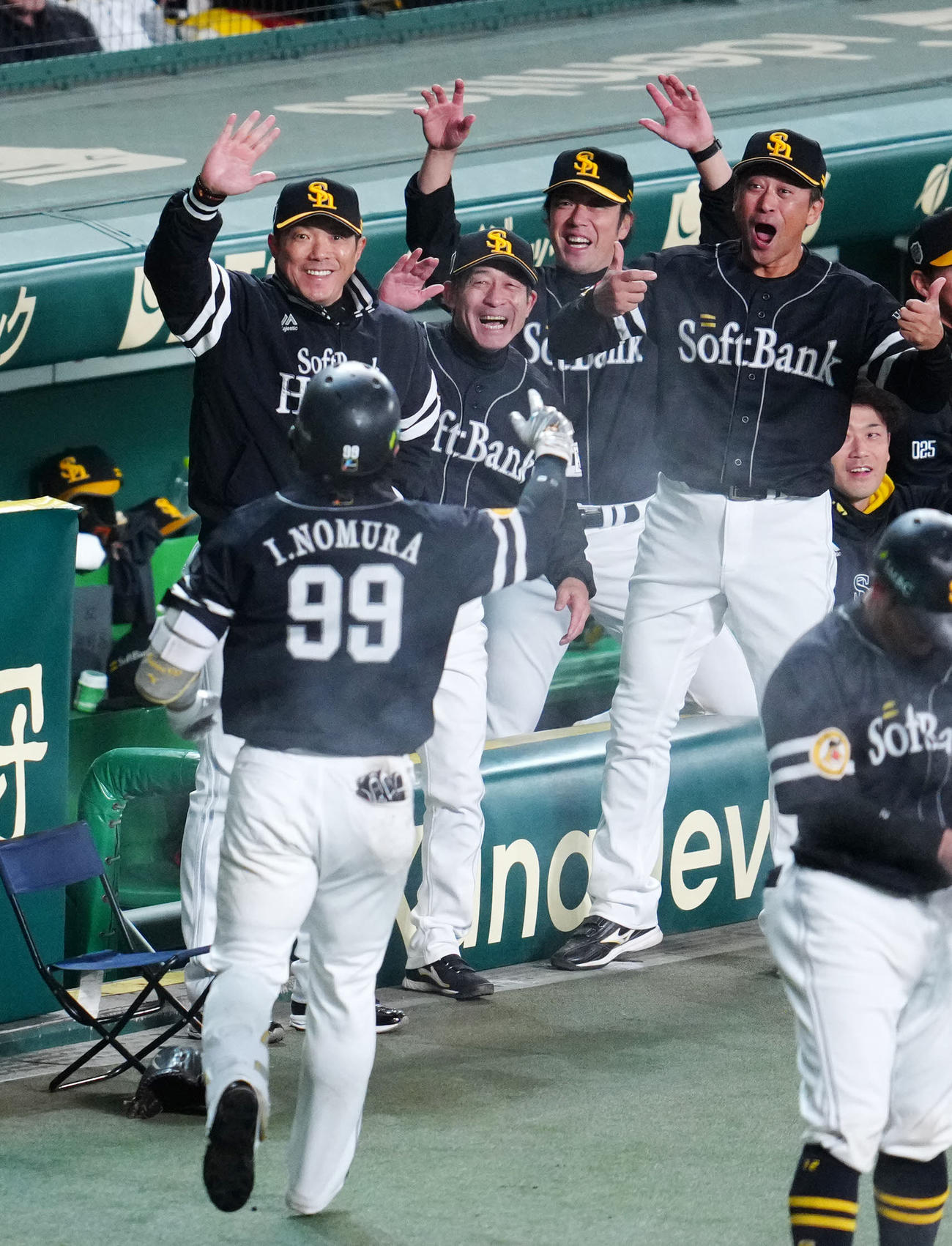 阪神対ソフトバンク　11回表ソフトバンク無死、ソロ本塁打を放った野村（手前）を迎える小久保監督（左端）ら（撮影・江口和貴）