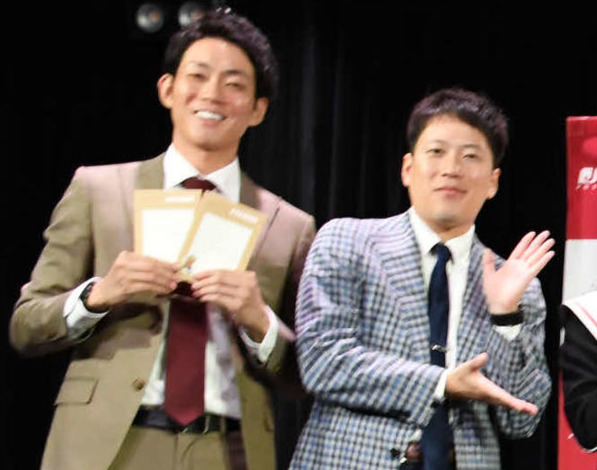 ネイビーズアフロみながわ（左）、はじり