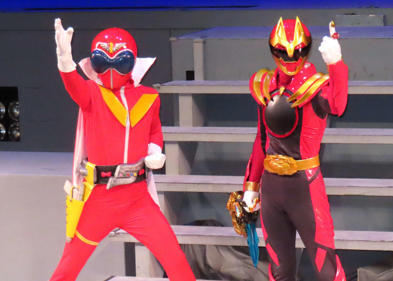 「ナンバーワン戦隊ゴジュウジャー」制作発表イベントに登壇したアカレンジャー（左）とゴジュウウルフ（25年1月24日撮影）