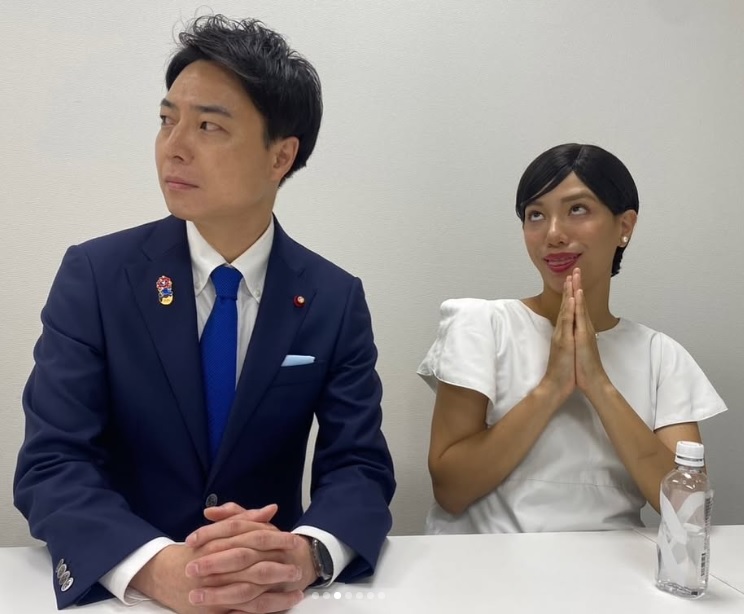 滝川クリステルに扮（ふん）した金原早苗（右）と小泉進次郎氏に扮した信濃岳夫（金原早苗のインスタグラムから）