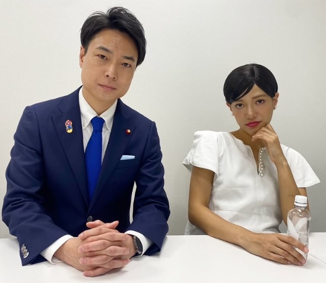 滝川クリステルに扮（ふん）した金原早苗（右）と小泉進次郎氏に扮した信濃岳夫（金原早苗のインスタグラムから）