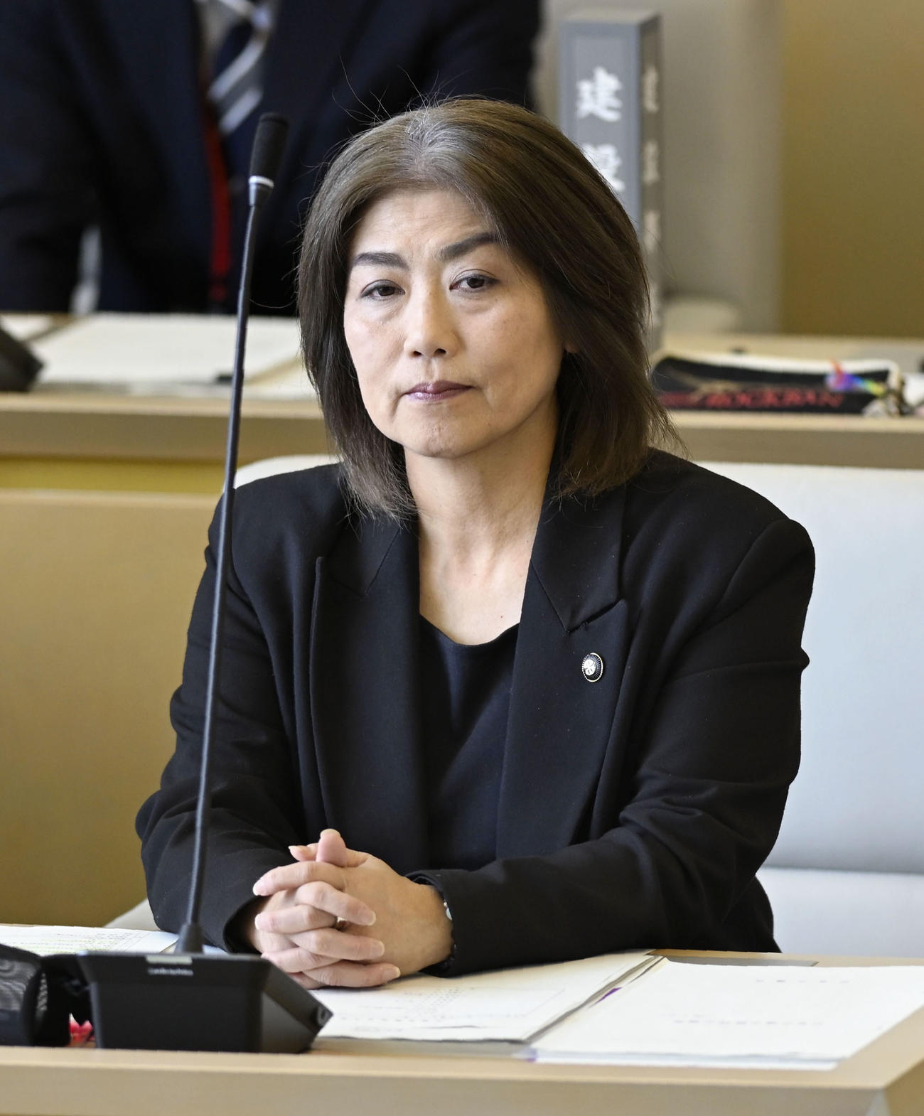 静岡県伊東市議会の臨時議会に出席した田久保真紀市長(共同)