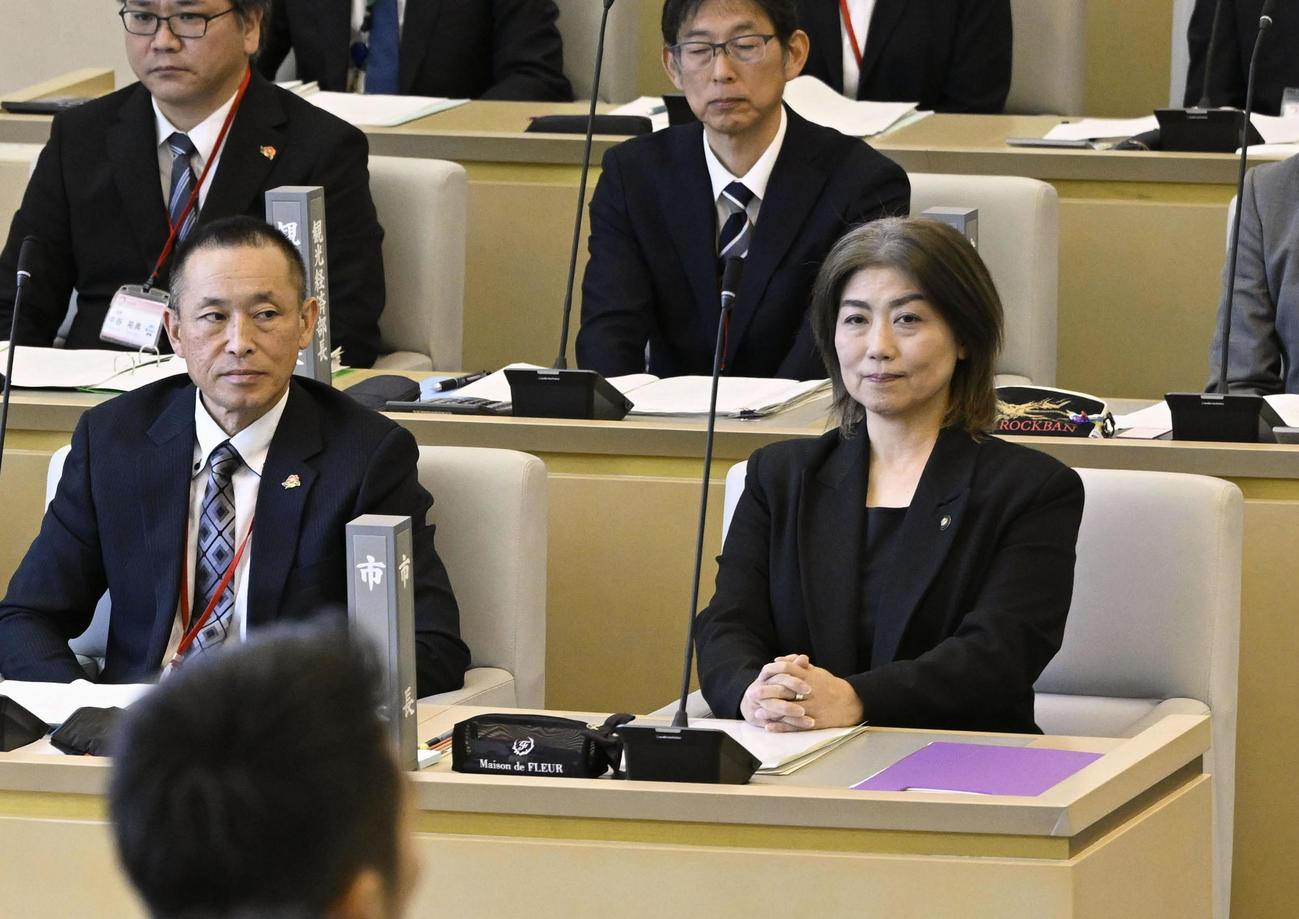 静岡県伊東市議会で自身に対する不信任決議案の採決を見守る田久保真紀市長（手前右）(共同)