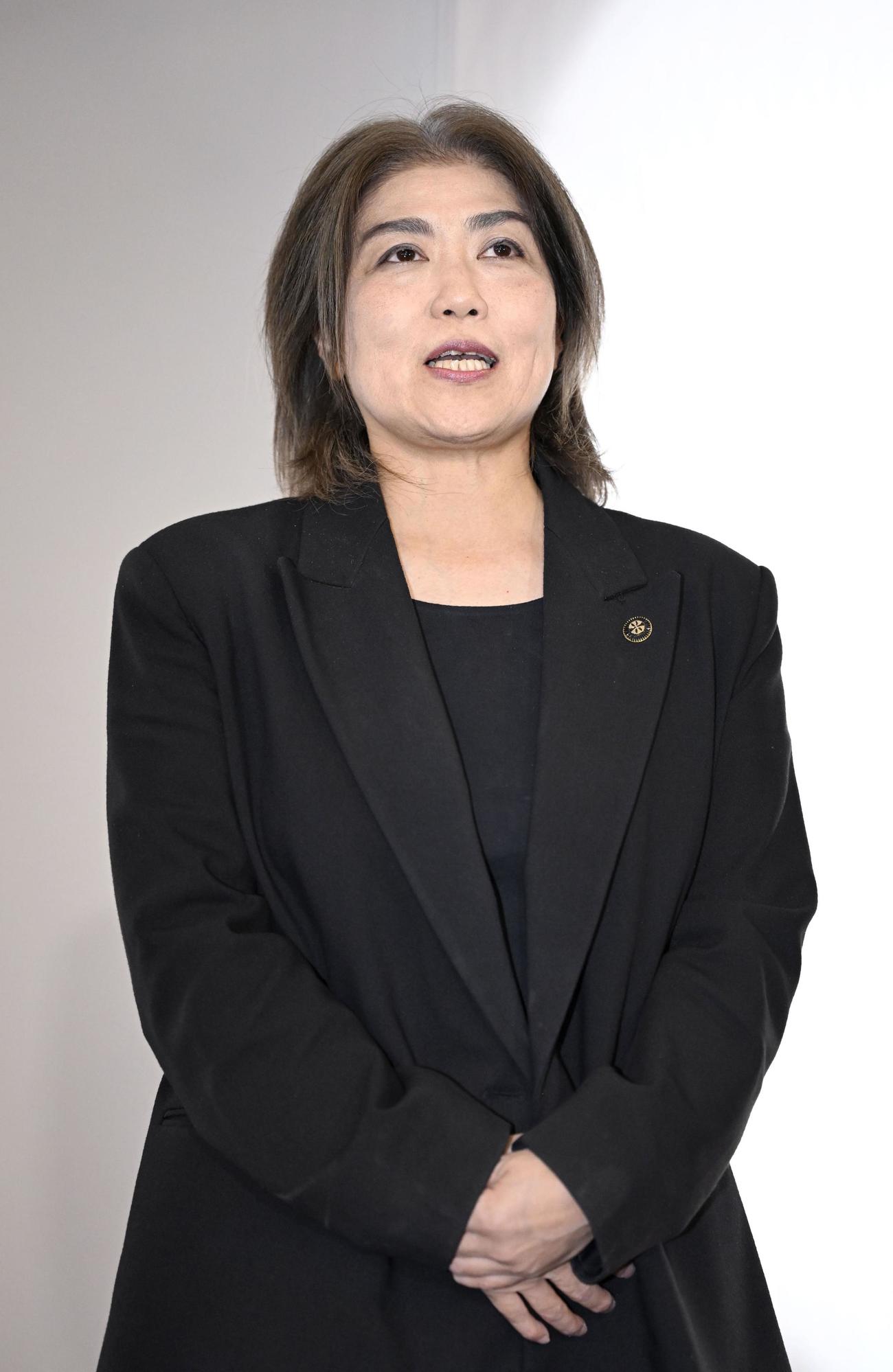 不信任決議の再可決で失職が決まり、報道陣の取材に応じる静岡県伊東市の田久保真紀市長(共同)