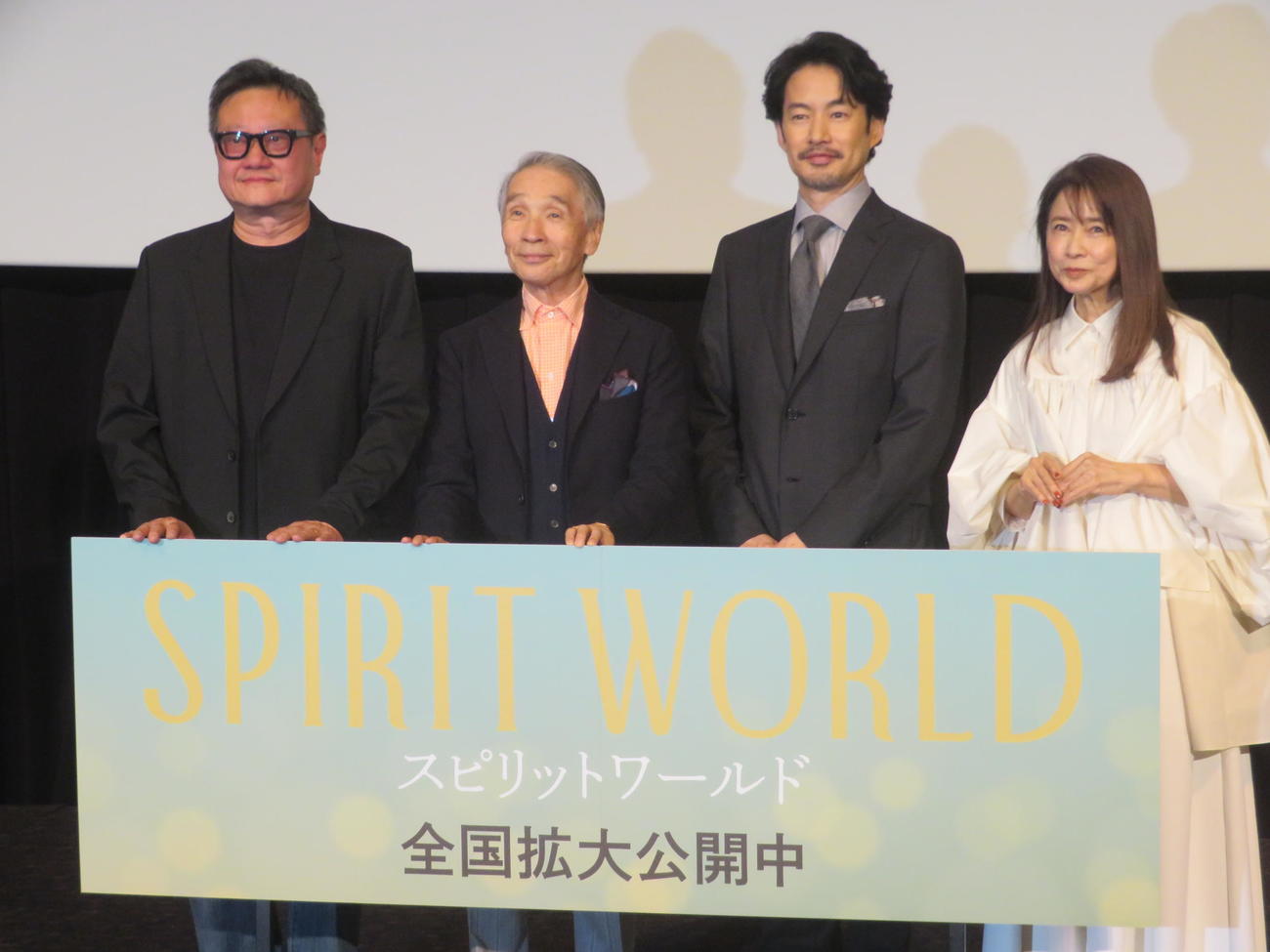 映画「SPIRIT WORLD－スピリットワールド－」全国拡大公開初日舞台あいさつに出席した、左からエリック・クー監督、堺正章、竹野内豊、風吹ジュン（撮影・川田和博）