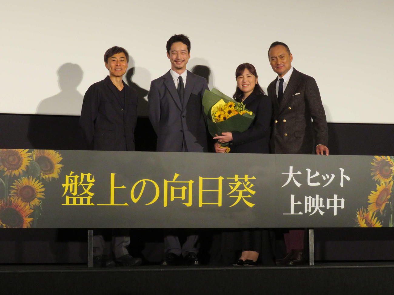 映画「盤上の向日葵」初日舞台あいさつに登壇した、左から熊澤尚人監督、坂口健太郎、柚月裕子氏、渡辺謙（撮影・村上幸将）