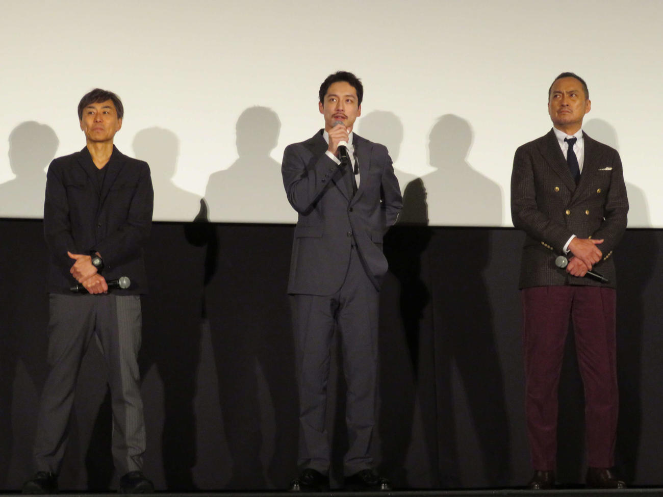 映画「盤上の向日葵」初日舞台あいさつに登壇した、左から熊澤尚人監督、坂口健太郎、渡辺謙（撮影・村上幸将）