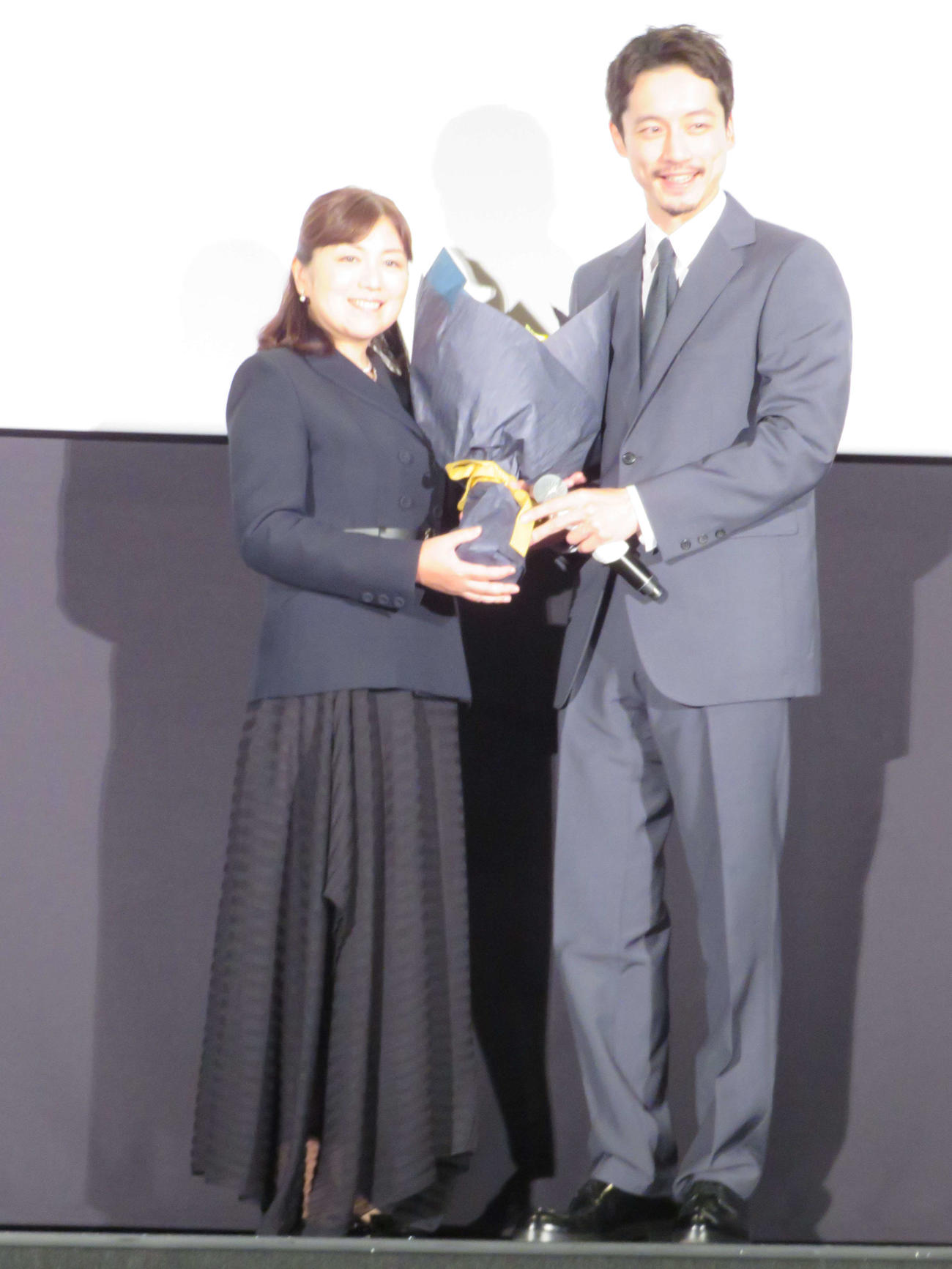 映画「盤上の向日葵」初日舞台あいさつで、原作者の柚月裕子氏から花束を贈られた坂口健太郎（撮影・村上幸将）