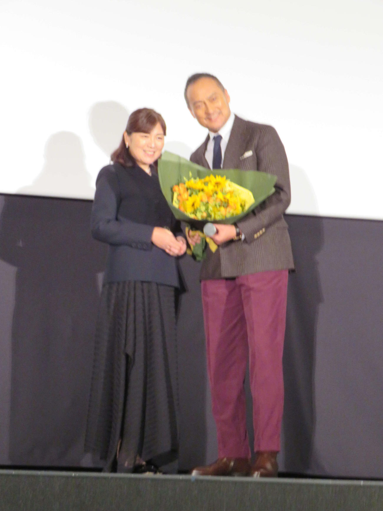 映画「盤上の向日葵」初日舞台あいさつで、原作者の柚月裕子氏から花束を贈られた渡辺謙（撮影・村上幸将）