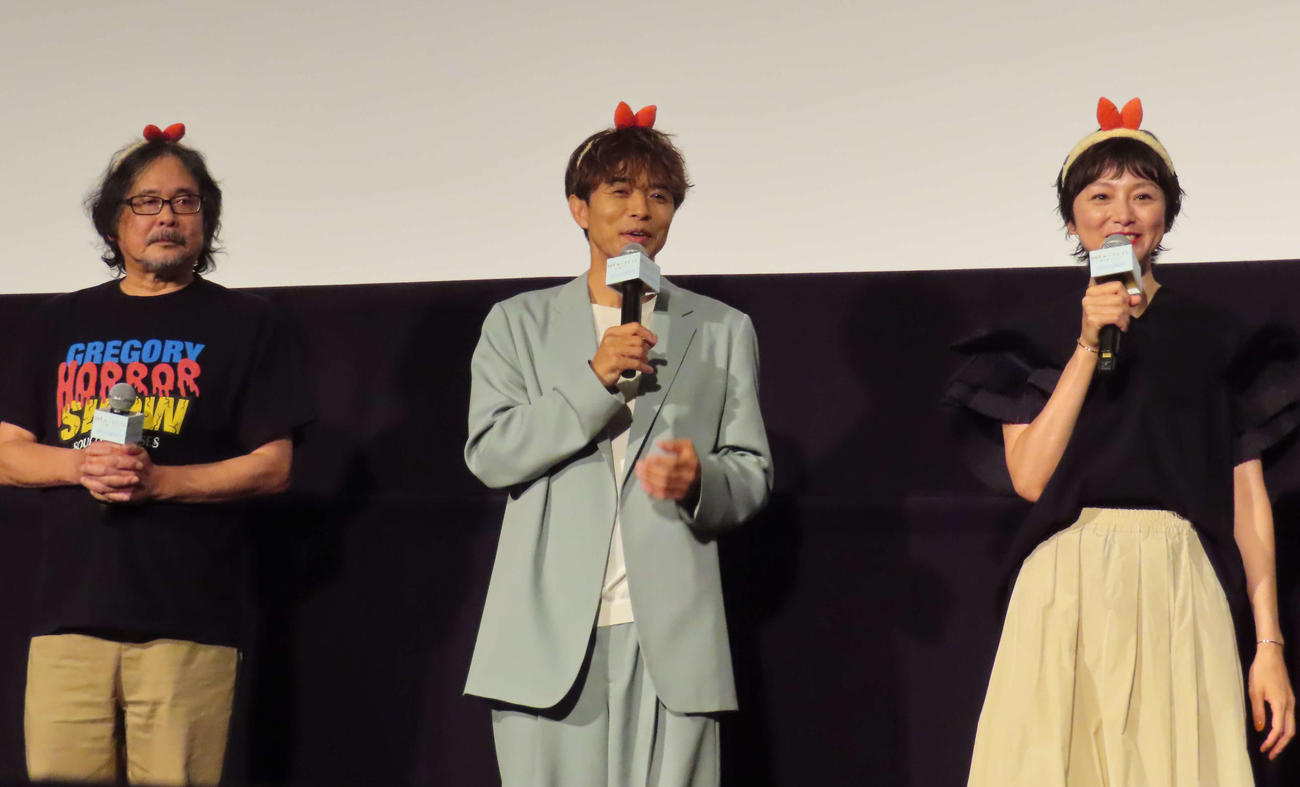 「映画すみっコぐらし　空の王国とふたりのコ」の初日舞台あいさつに出席した、左からイワタナオミ監督、本上まなみ、井ノ原快彦